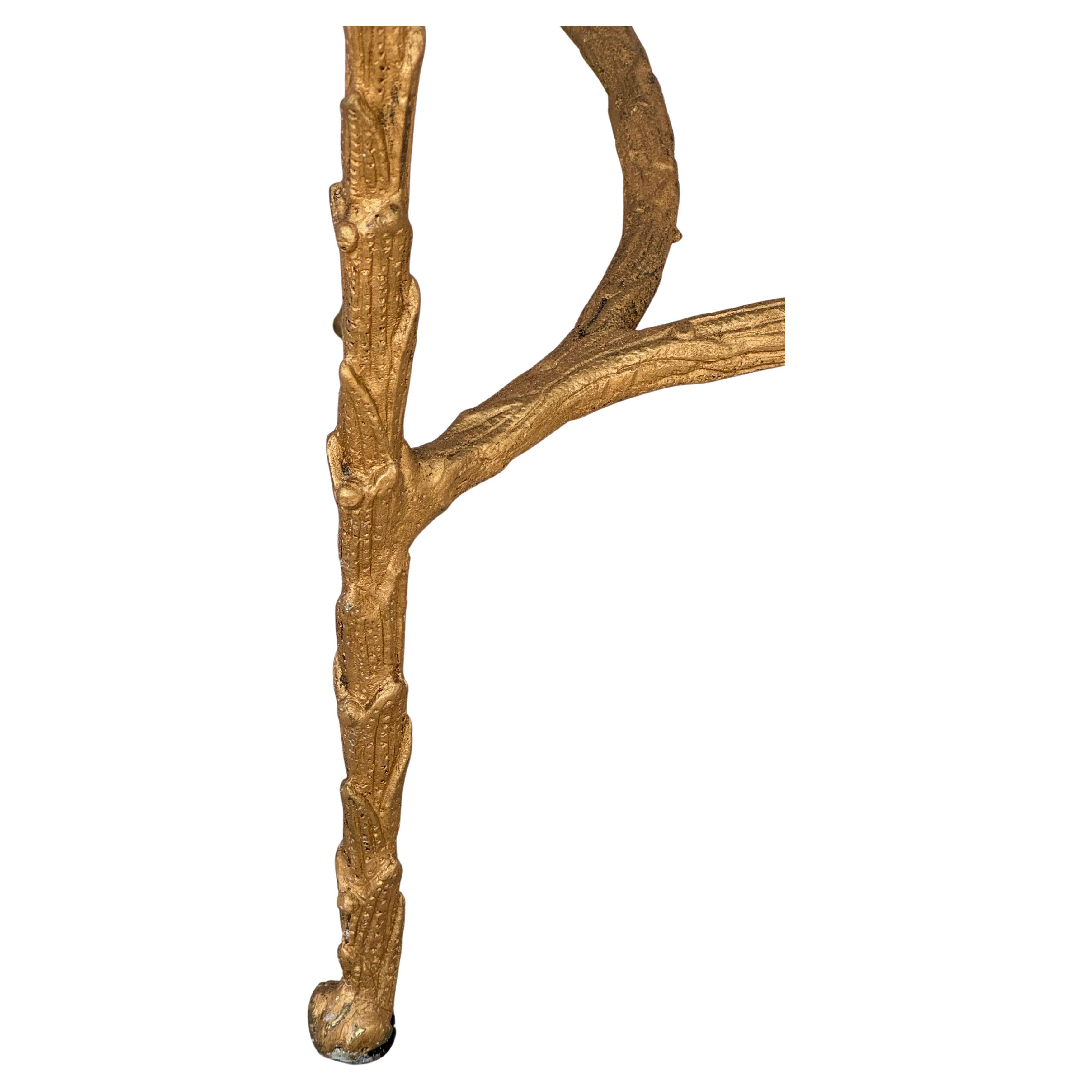 Français Table d'appoint en laiton et faux bois avec plateau en miroir, style Bagues, milieu du siècle en vente