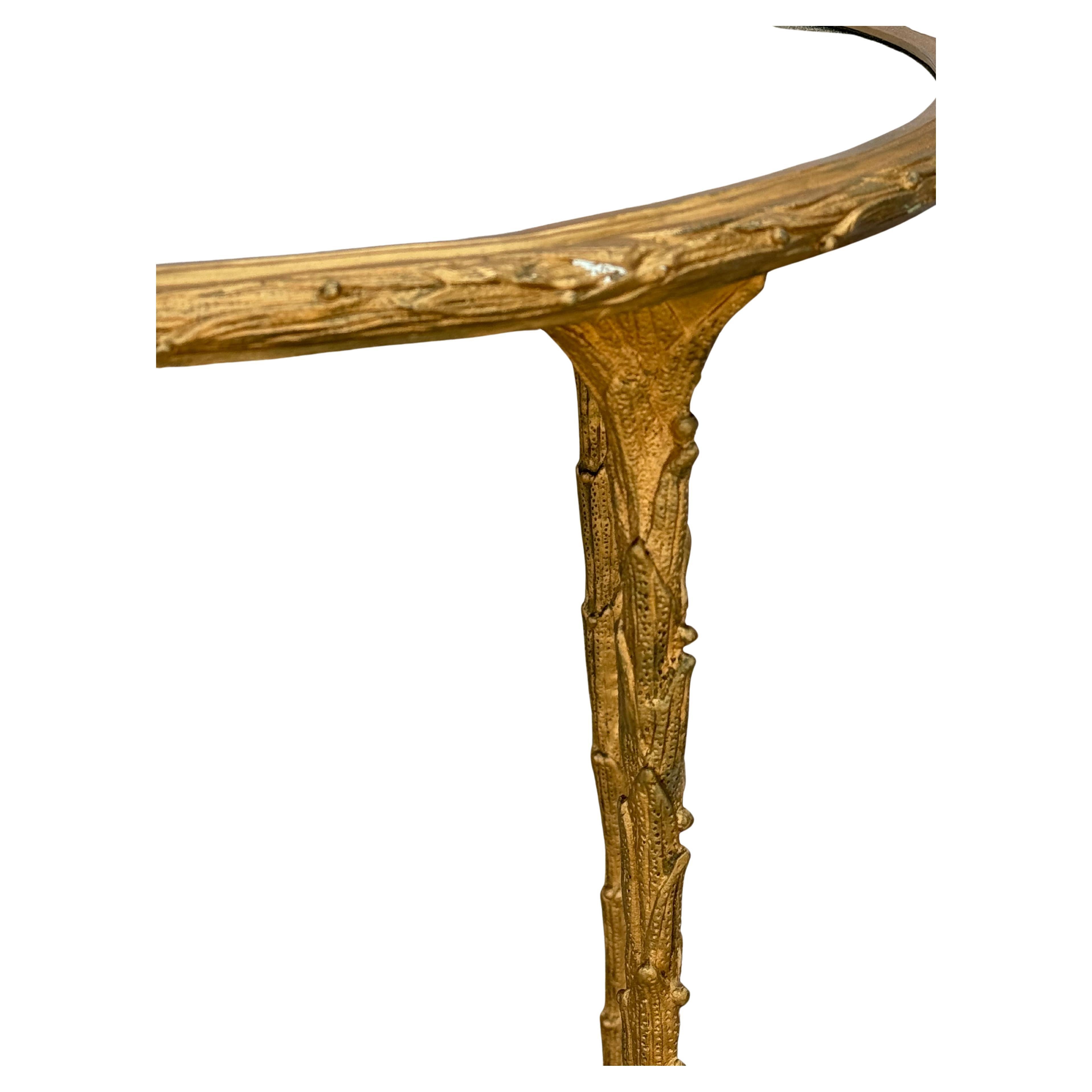 Doré Table d'appoint en laiton et faux bois avec plateau en miroir, style Bagues, milieu du siècle en vente