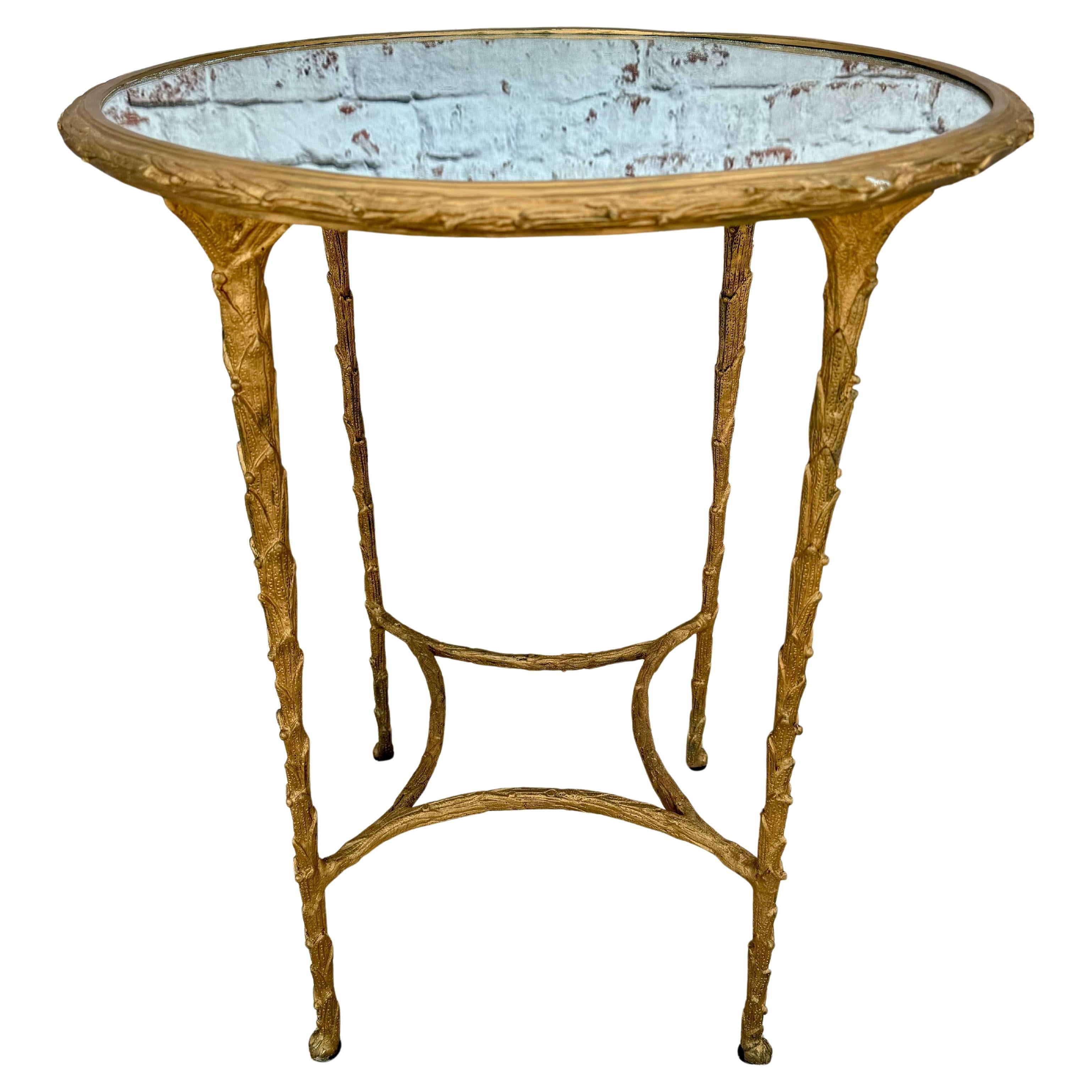 Table d'appoint en laiton et faux bois avec plateau en miroir, style Bagues, milieu du siècle Bon état - En vente à Bradenton, FL