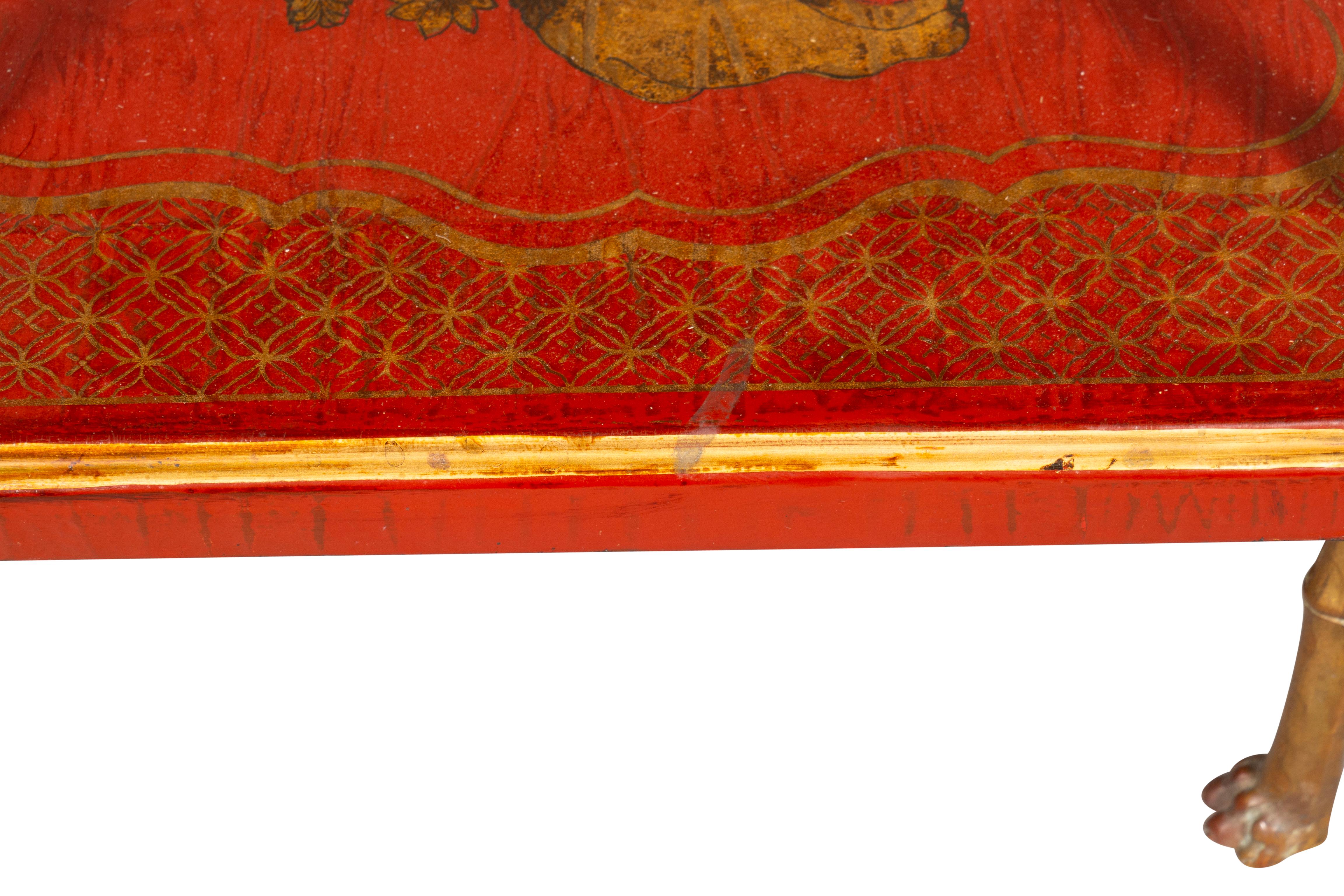 Bagues Stil Rot Japanned Zwei Etagen Tisch (Mitte des 20. Jahrhunderts) im Angebot