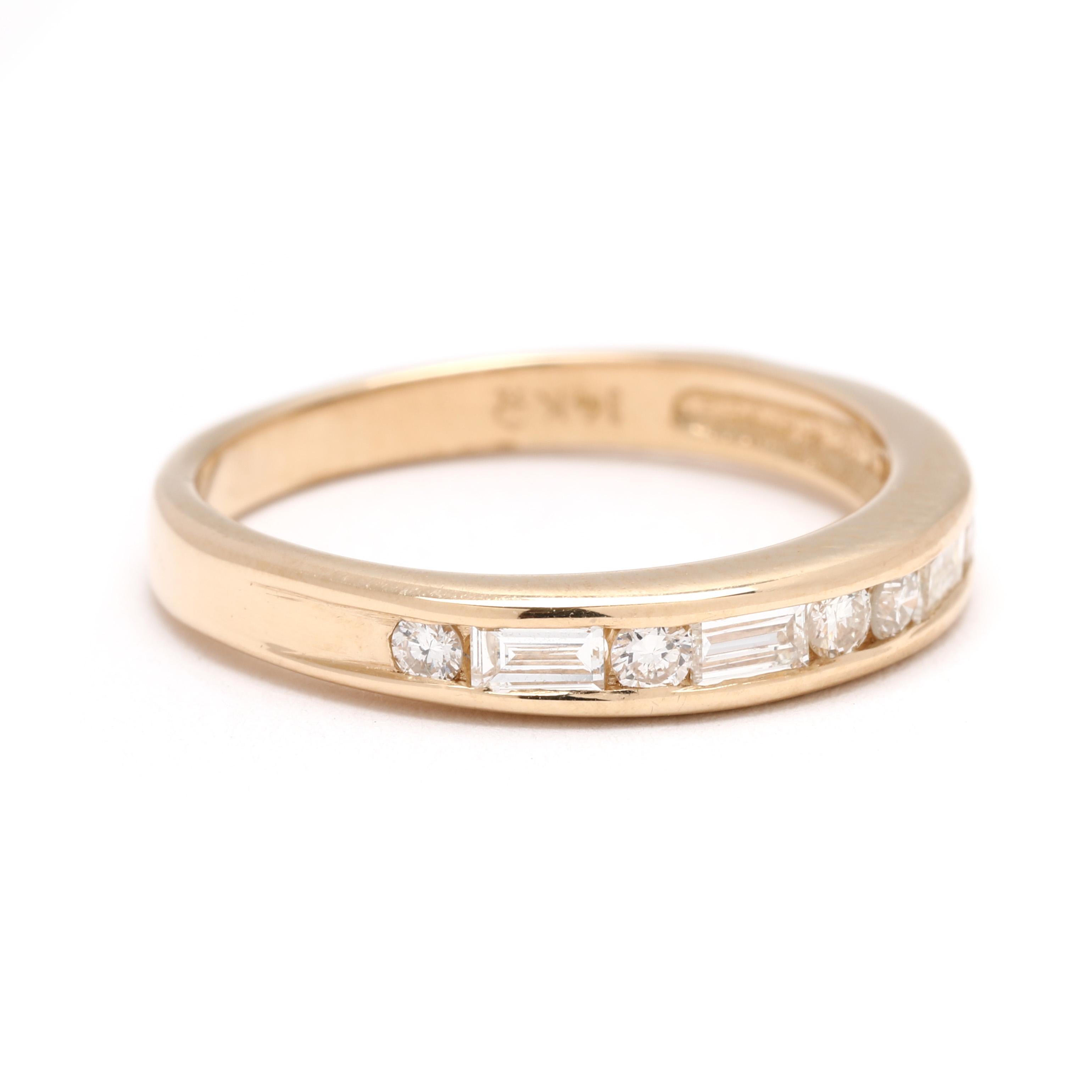 Pierres :
diamants
baguette, 4 pierres
3 x 1,5 mm
environ .25 carats au total
Brilliante, 6 pierres
3 mm
environ .18 carats au total
Couleur F-G, pureté VS2-SI1

Taille de bague 6.5

Largeur : 3,3 mm

Poids : 1,7 dwts. / 2,6 grammes

Tampons :
