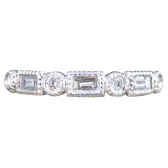 Bracelet demi-éternité en platine avec diamants baguettes et brillants