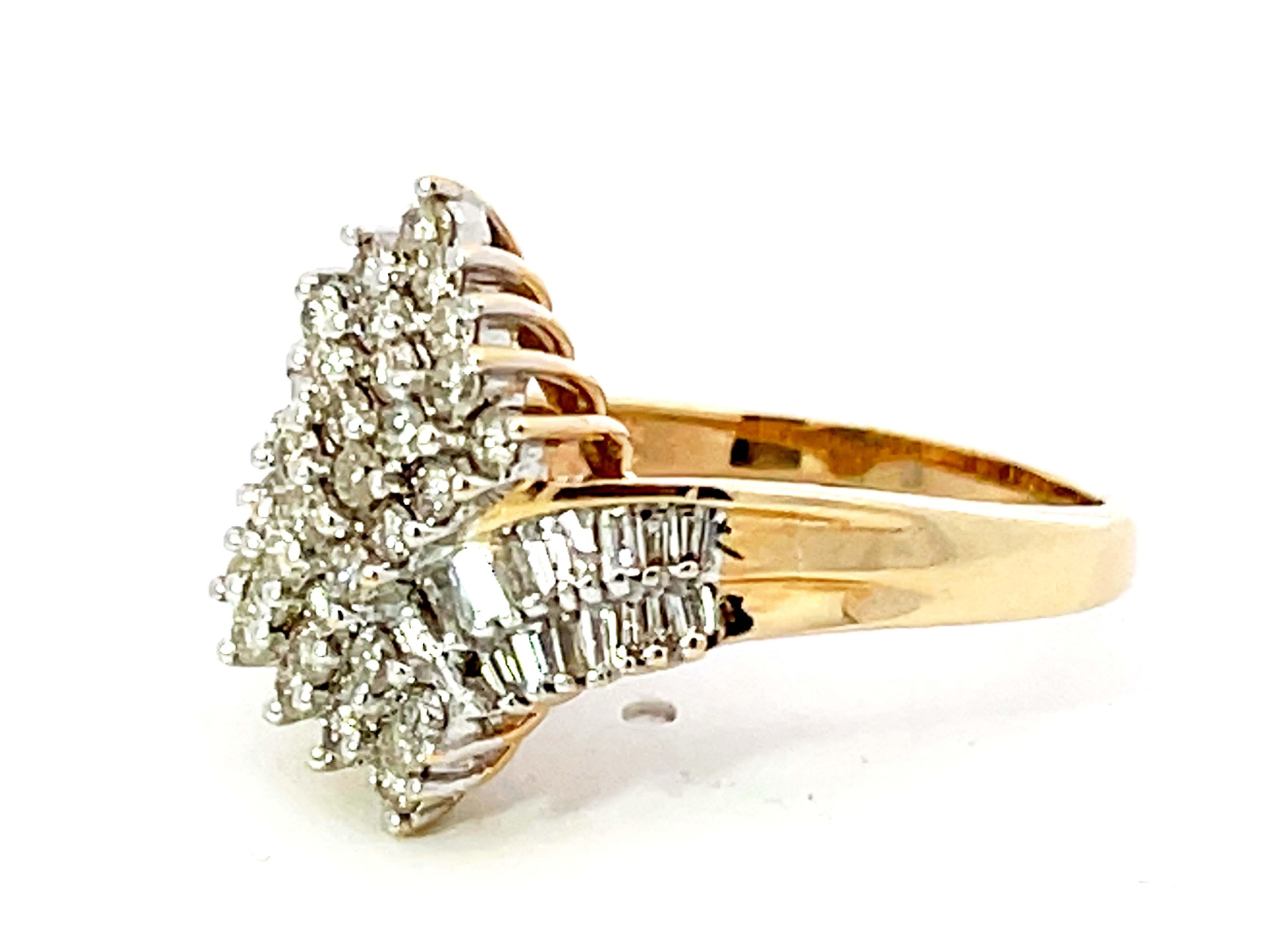 Baguette and Brilliant Cut Diamond Twist Ring in 14K Yellow Gold In Excellent Condition For Sale In Honolulu, HI