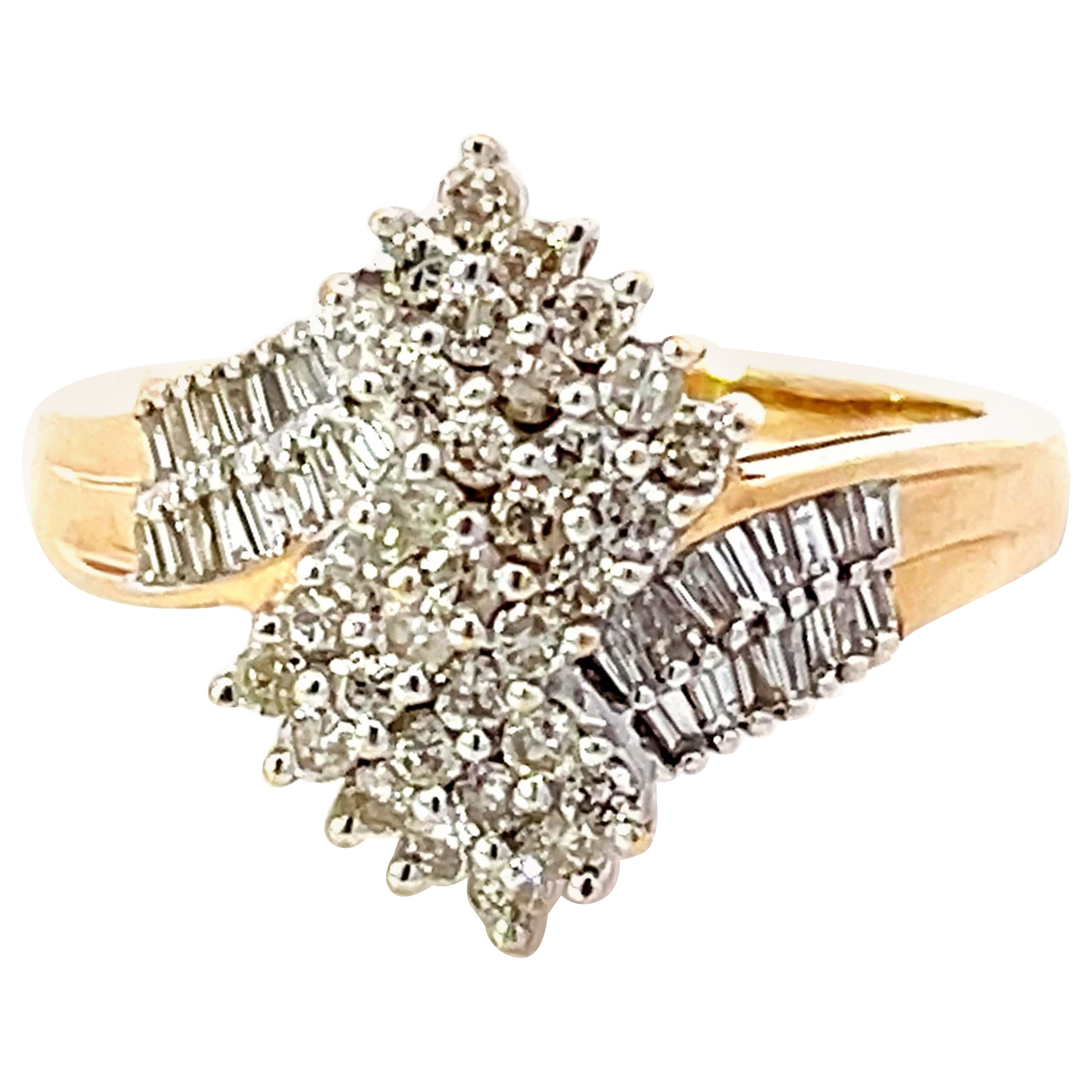 Diamant-Drehring mit Baguette- und Brillantschliff aus 14K Gelbgold
