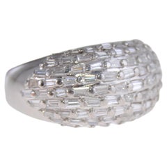 Bague en platine à dôme, baguette et diamant, construite à la main