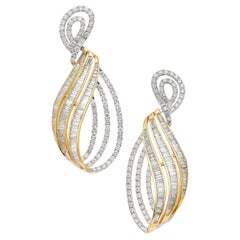 Boucles d'oreilles pendantes en or jaune et blanc 18 carats avec diamants taille baguette et pleine taille
