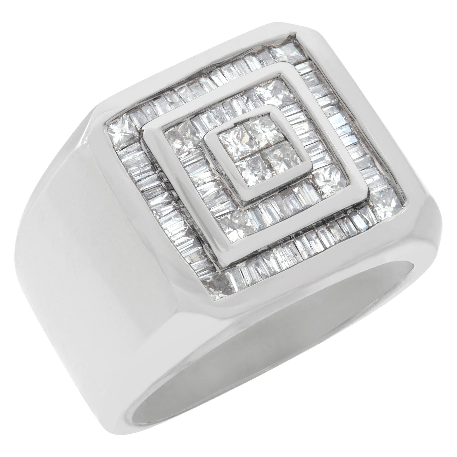 Baguette and princess cut diamond ring in white gold In Excellent Condition For Sale In Surfside, FL
