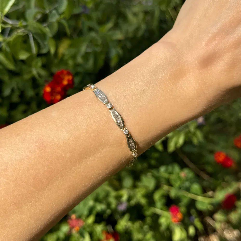 Modernista Bracciale tennis vintage in oro con diamanti taglio baguette e tondi taglio brillante in vendita
