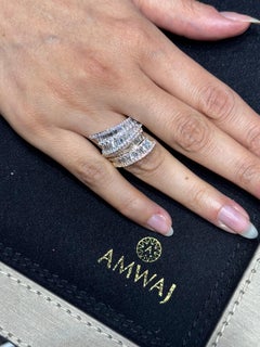 Bypass-Cocktailring mit Baguette und rundem Brillanten aus zweifarbigem 18-karätigem Gold