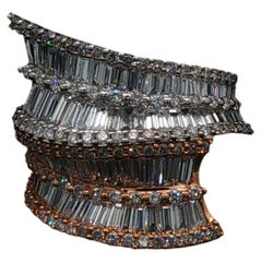 Bypass-Cocktailring mit Baguette und rundem Brillanten aus zweifarbigem 18-karätigem Gold