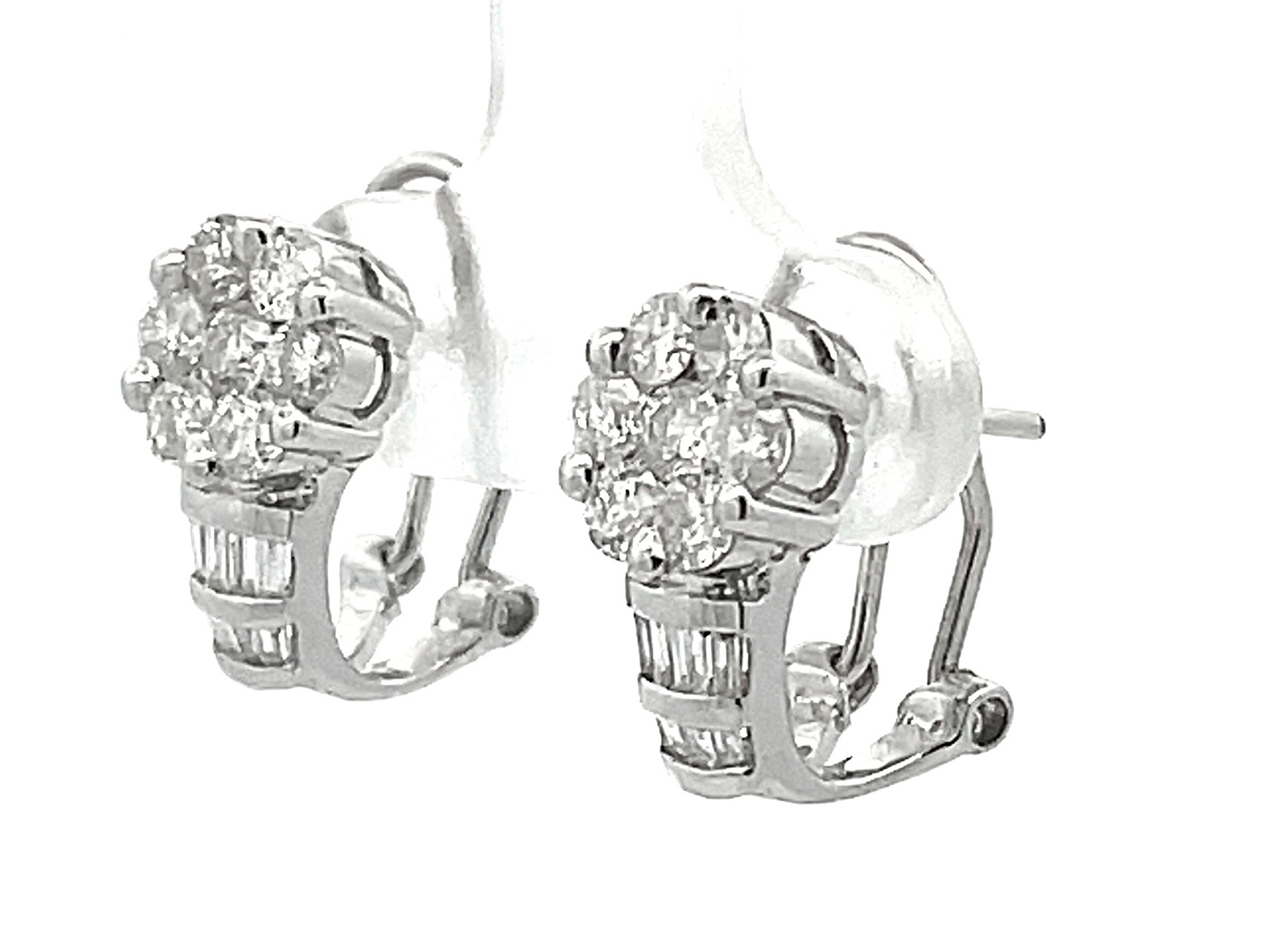 Baguette und runder Brillant Diamant Blume Huggie Ohrringe in 14K Weißgold (Brillantschliff) im Angebot