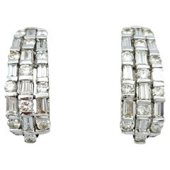 Boucles d'oreilles J-Hoop en or blanc 18 carats, diamants baguettes et brillants ronds