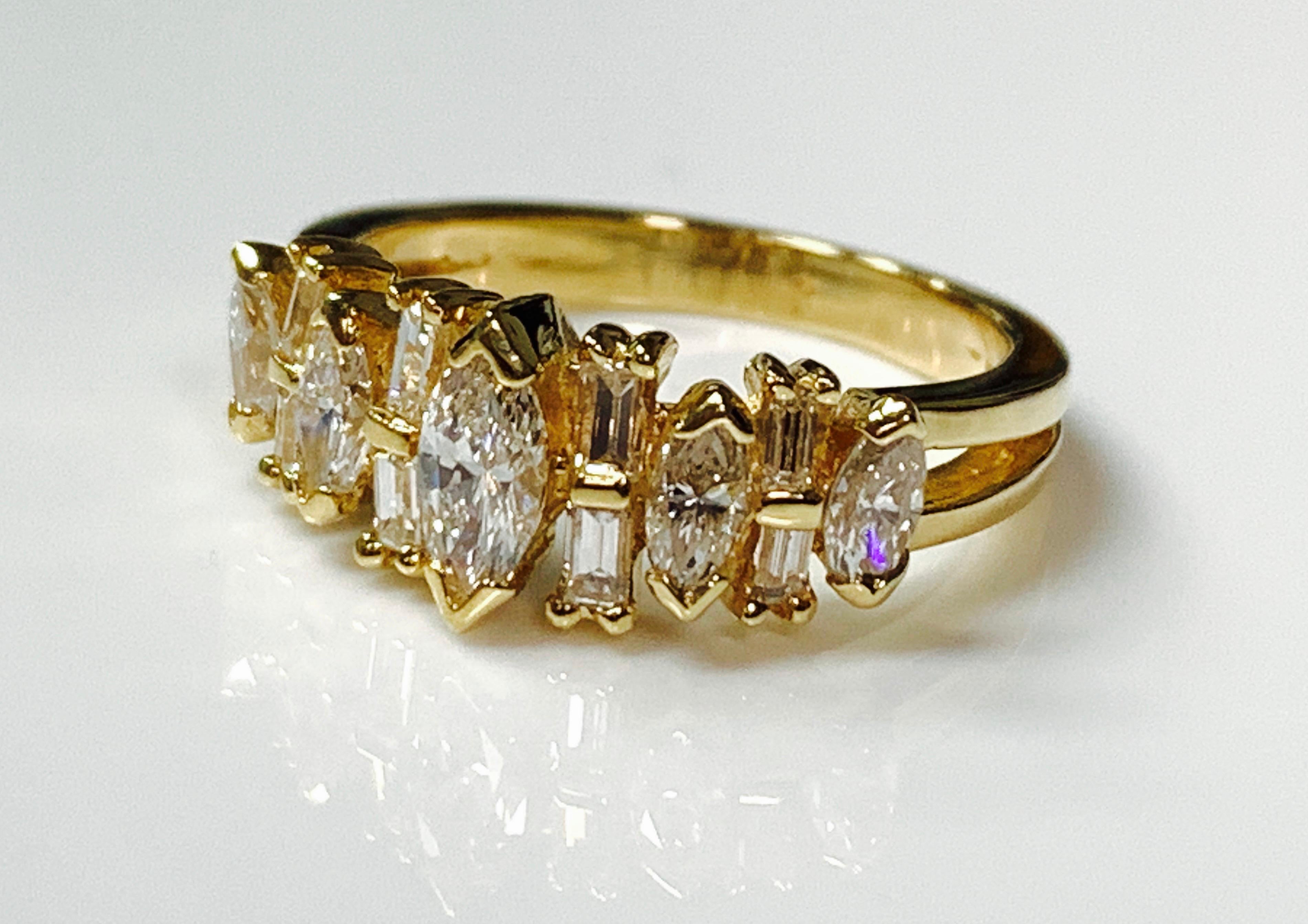 Baguette und runder Brillant Ring handgefertigt in 14 K Gelbgold. 
Die Beschreibung lautet wie folgt: 
Gewicht des Diamanten : 1.04 Karat 
Metall : 14 K Gelbgold 
