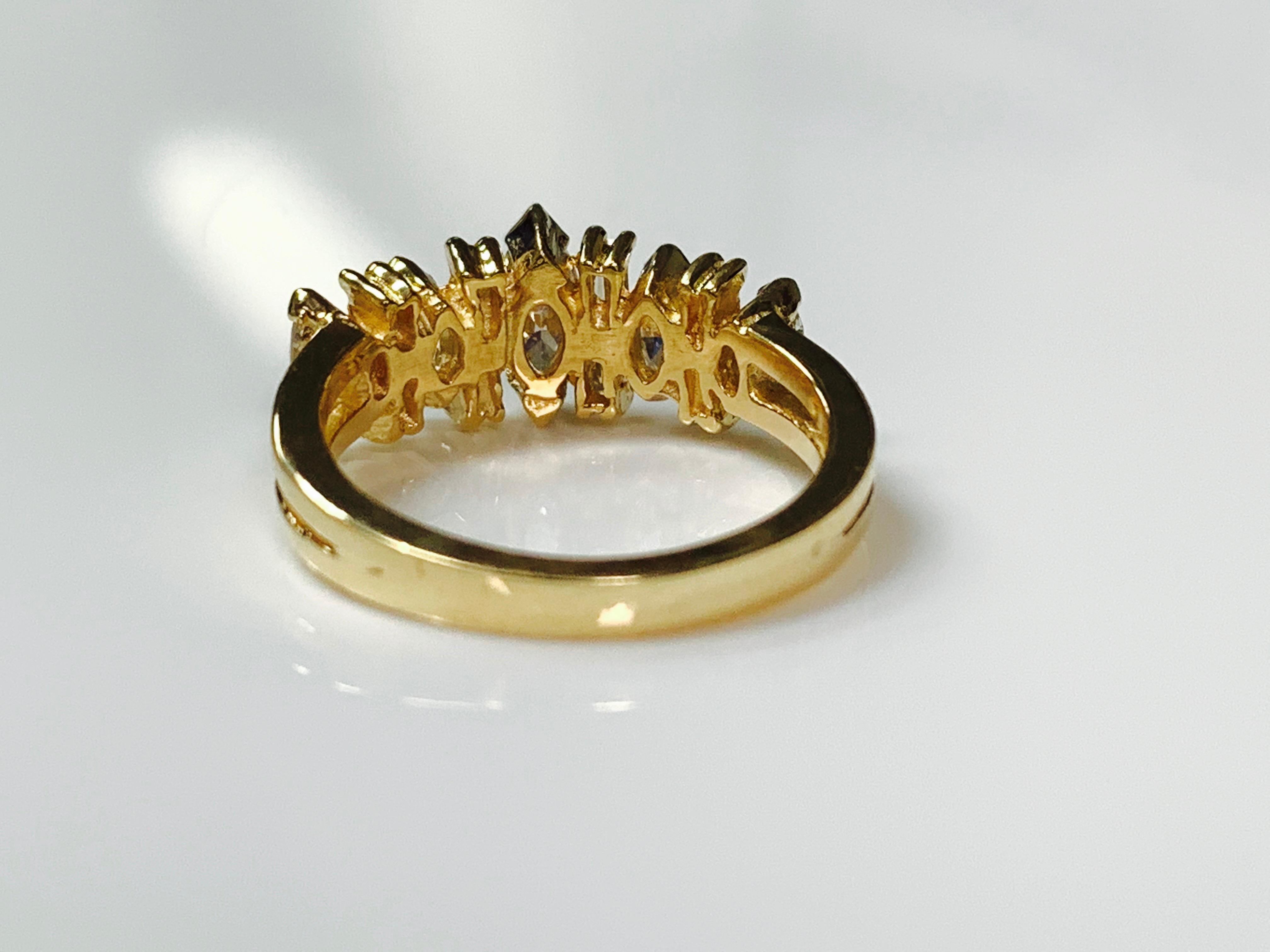 Runder Brillant-Diamantring mit Baguetteschliff aus 14 Karat Gelbgold Damen im Angebot