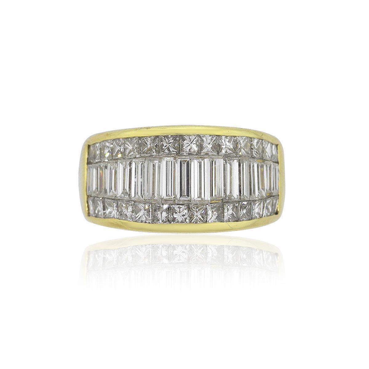 Material: oro Amarillo 18k
Detalles de los diamantes: Aprox. 2,50ctw de diamantes baguette y brillantes redondos. Los diamantes son de color G.H y claridad SI.
Tamaño del anillo: 6.25
Medidas del anillo: 0,81″ x 0,40″ x 0,91″
Peso total: 13,8 g (8,8
