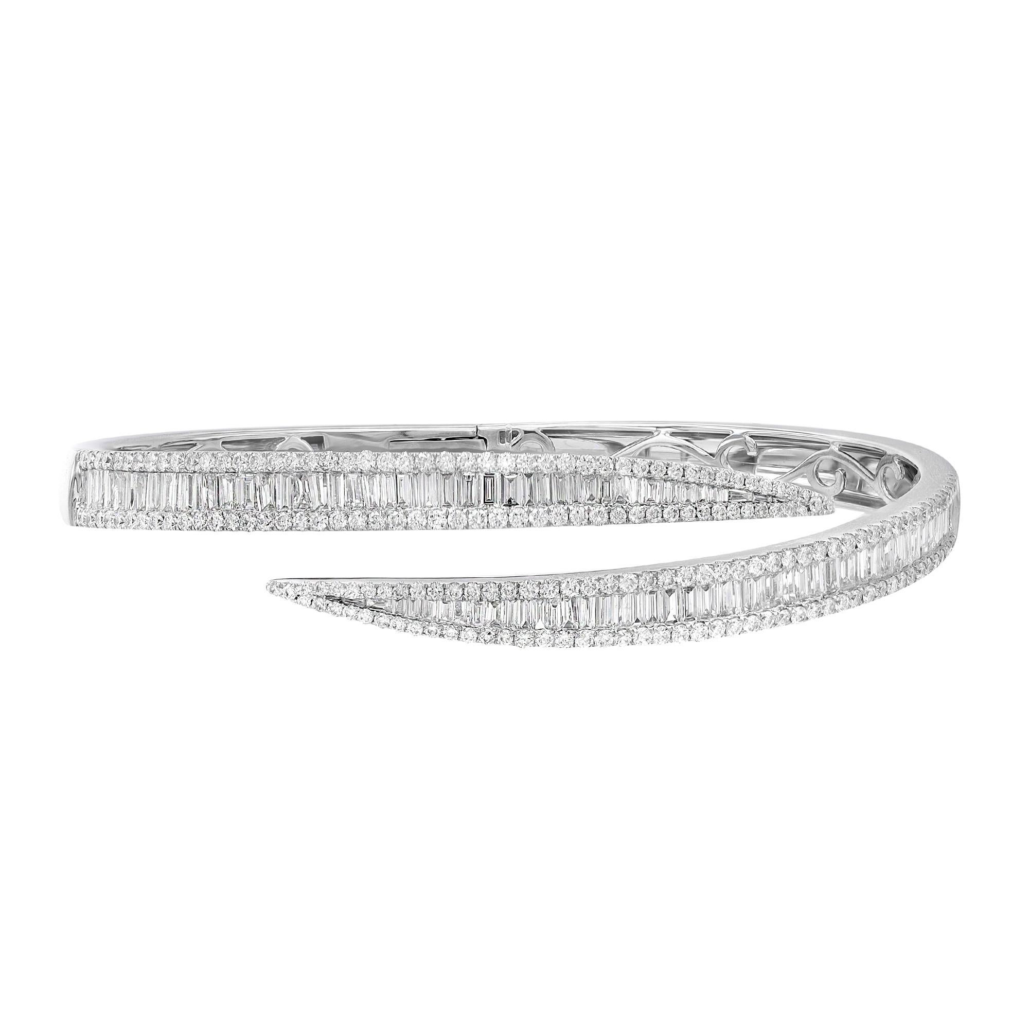 Taille baguette Bracelet jonc en or blanc 18 carats avec diamants taille baguette et ronde de 3,95 carats poids total en vente