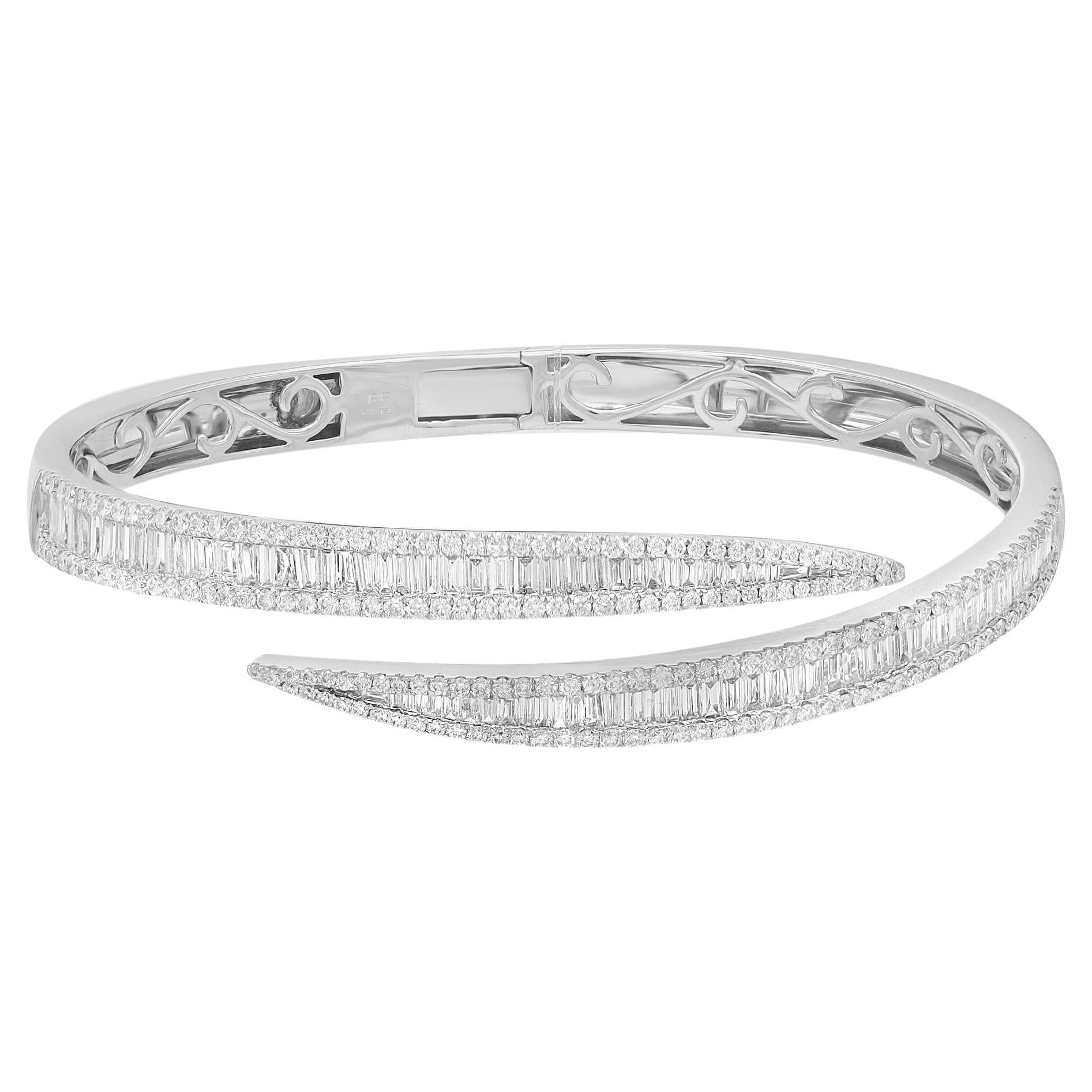 Bracelet jonc en or blanc 18 carats avec diamants taille baguette et ronde de 3,95 carats poids total