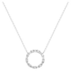 Collier pendentif circulaire en or blanc 14 carats avec diamants taille baguette et ronde 0,29 carat poids total