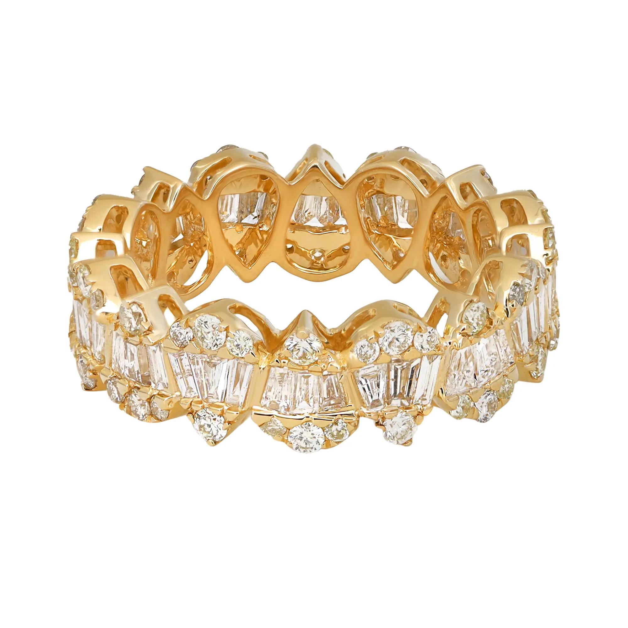 Dieser zeitlose und stilvolle Diamantring ist aus 14 Karat Gelbgold gefertigt und verfügt über einen Baguetteschliff und rundgeschliffene Diamanten in Zackenform, die in einem birnenförmigen Design über das gesamte Ringband verteilt sind.
