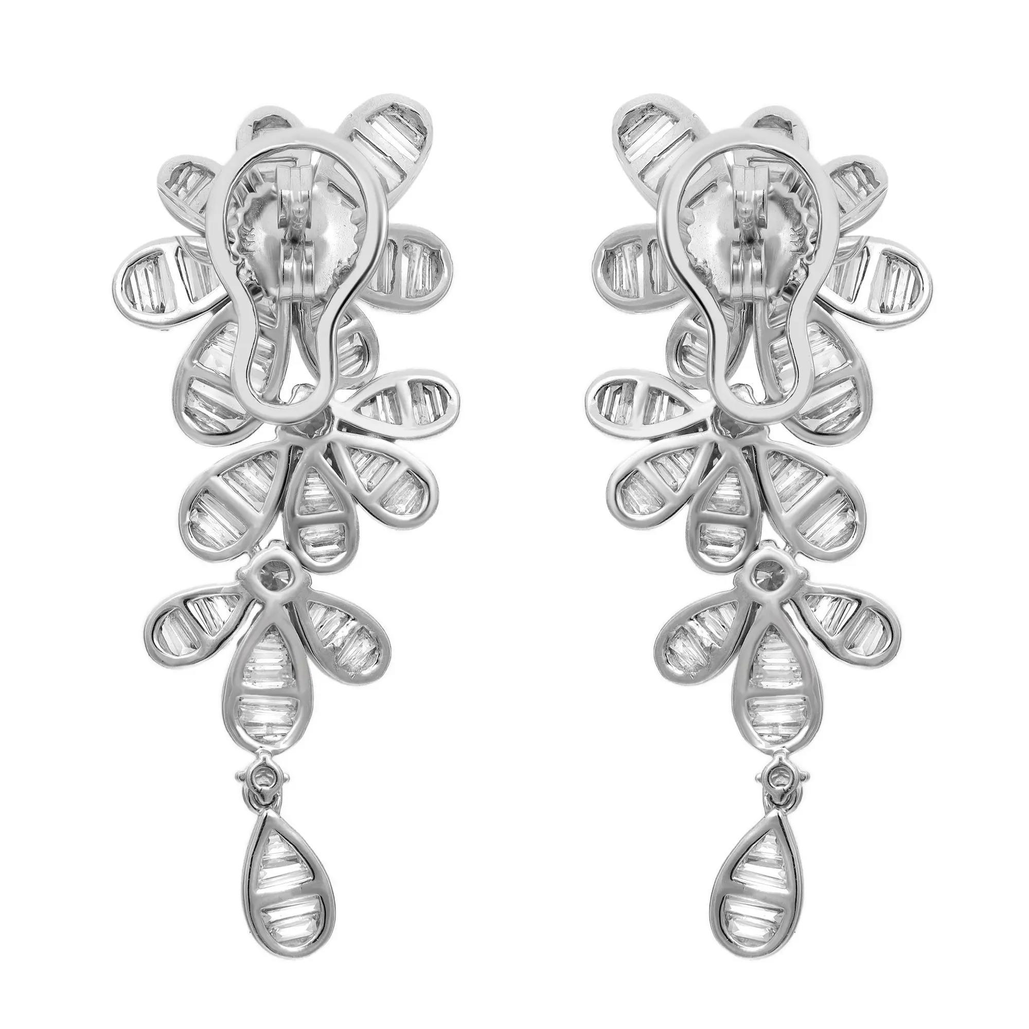 Des diamants en pleine floraison. Ces étonnantes boucles d'oreilles fleur de diamant sont réalisées en or blanc 14k. Elle présente des diamants baguettes et des diamants ronds de taille brillant en serti clos pour un poids total de 3,95 carats.