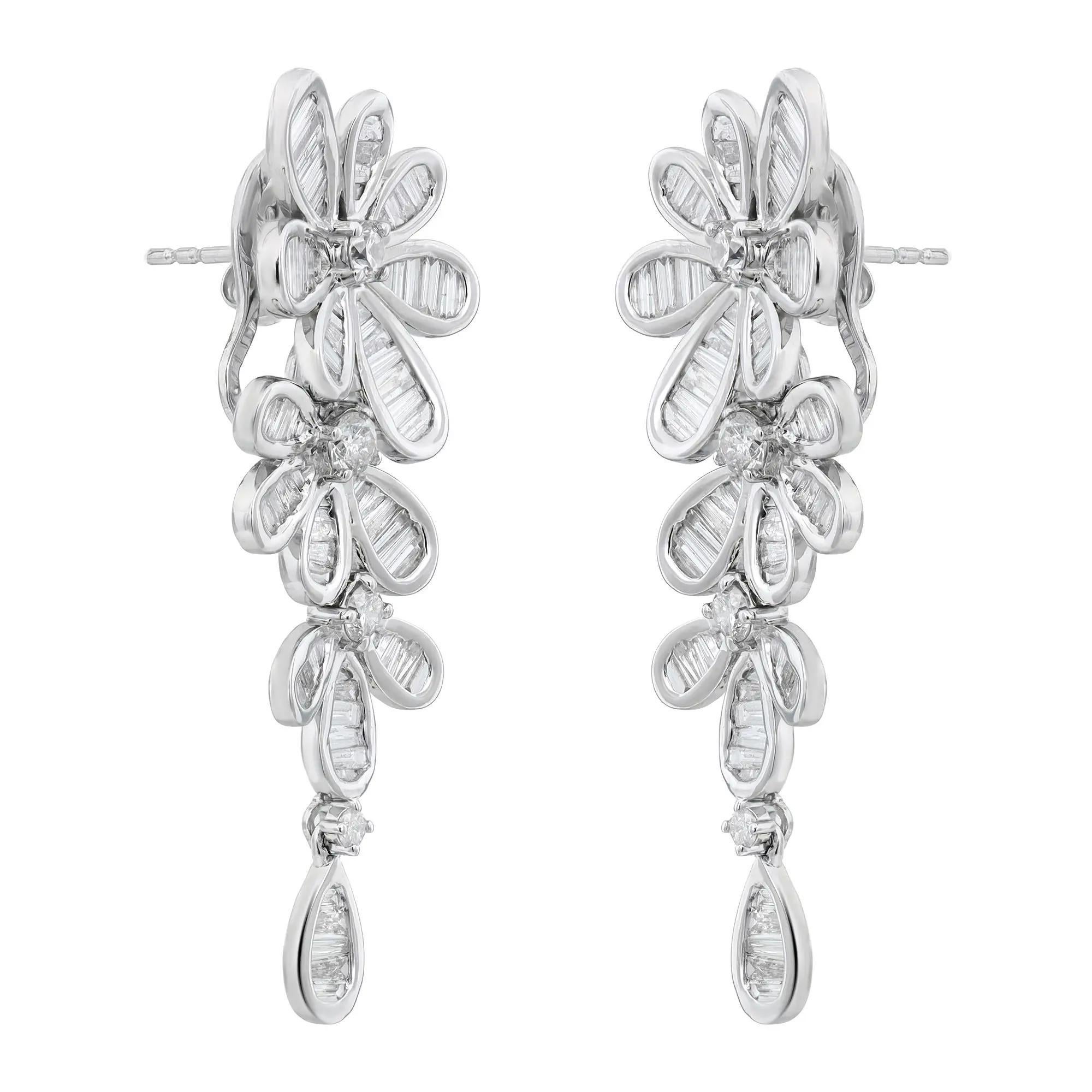 Moderne Boucles d'oreilles pendantes florales en or blanc 14K avec diamants baguettes et ronds 3.95Cttw en vente