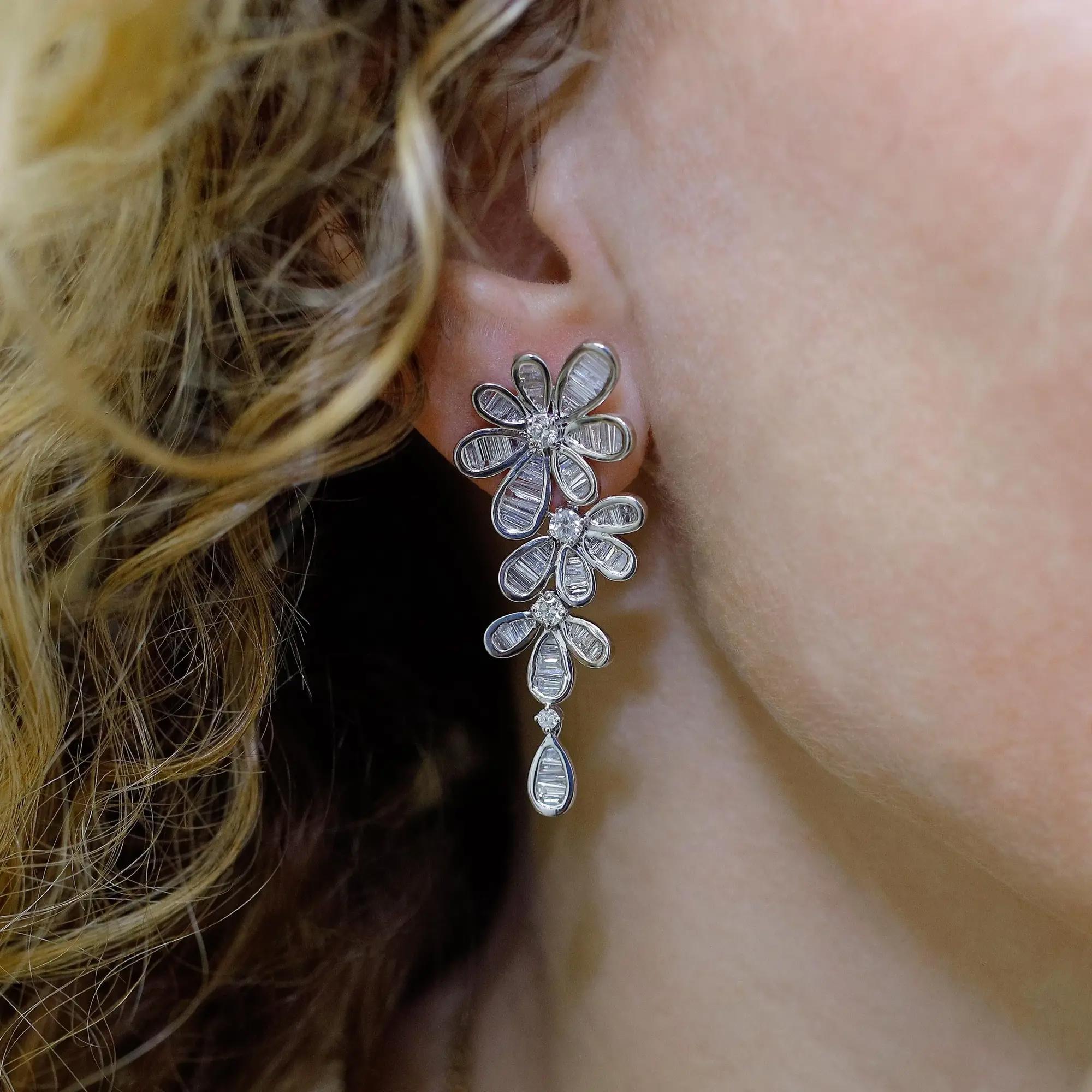 Taille baguette Boucles d'oreilles pendantes florales en or blanc 14K avec diamants baguettes et ronds 3.95Cttw en vente