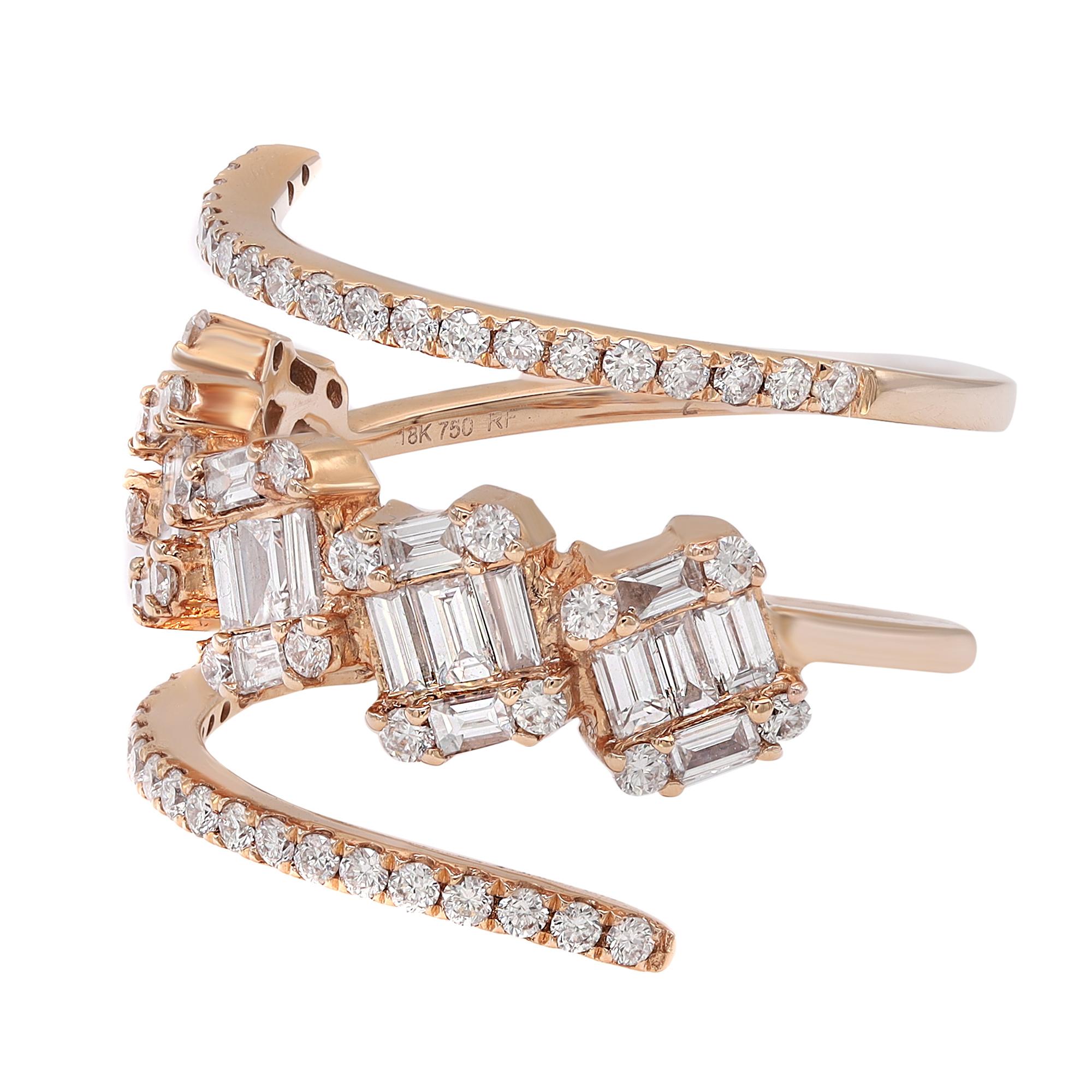 Questo splendido anello con tripla fila di diamanti presenta diamanti a taglio baguette e rotondo incastonati in un anello a spirale. Realizzato in oro rosa 18 carati lucidato a specchio. Peso totale dei diamanti: 1,29 carati. Qualità del diamante: