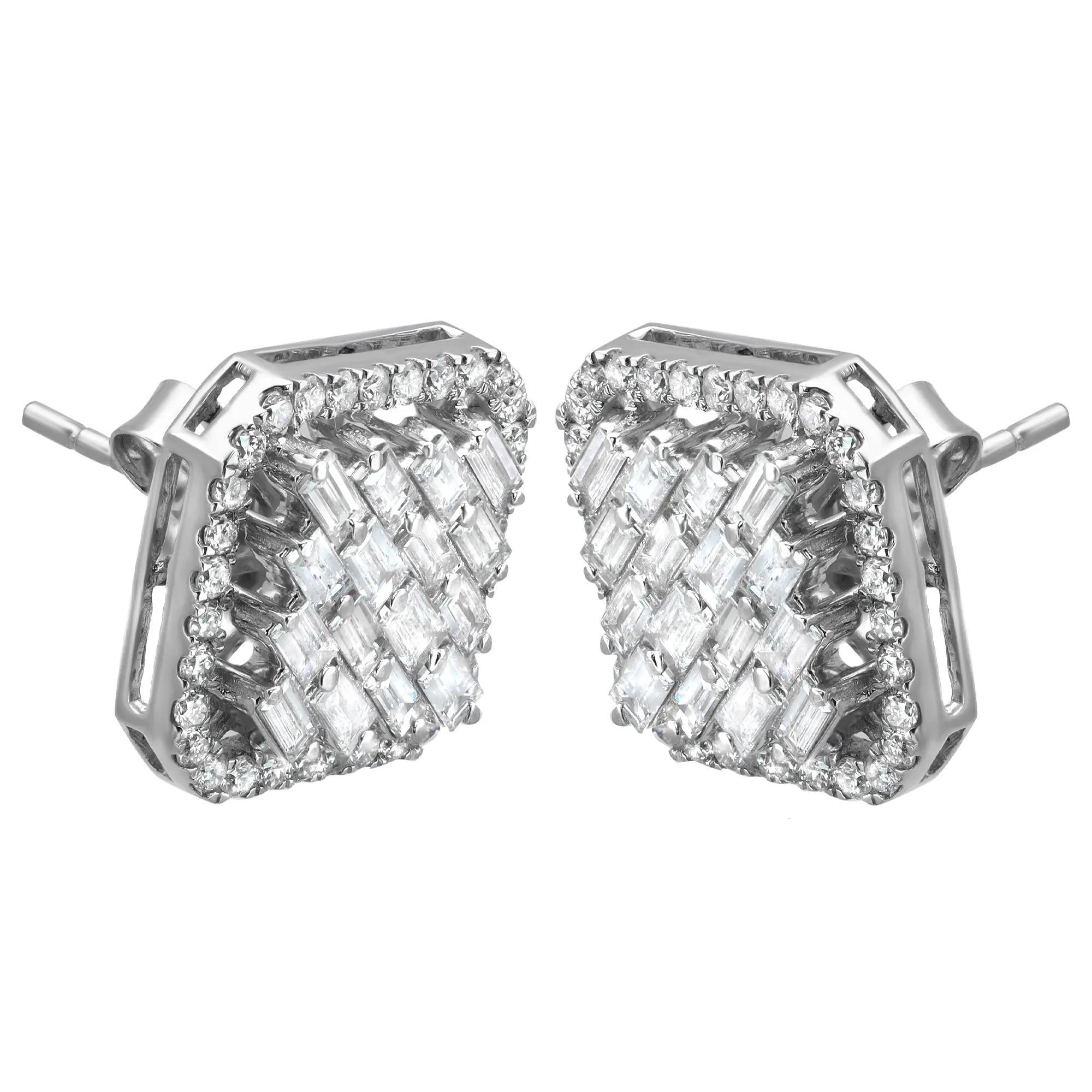 Ces boucles d'oreilles fantaisistes sont indispensables à votre collection de bijoux. Les diamants baguettes sont sertis au centre avec un contour de diamants ronds. Poids total des diamants : 1,72 carats. Qualité du diamant : couleur G-H et clarté