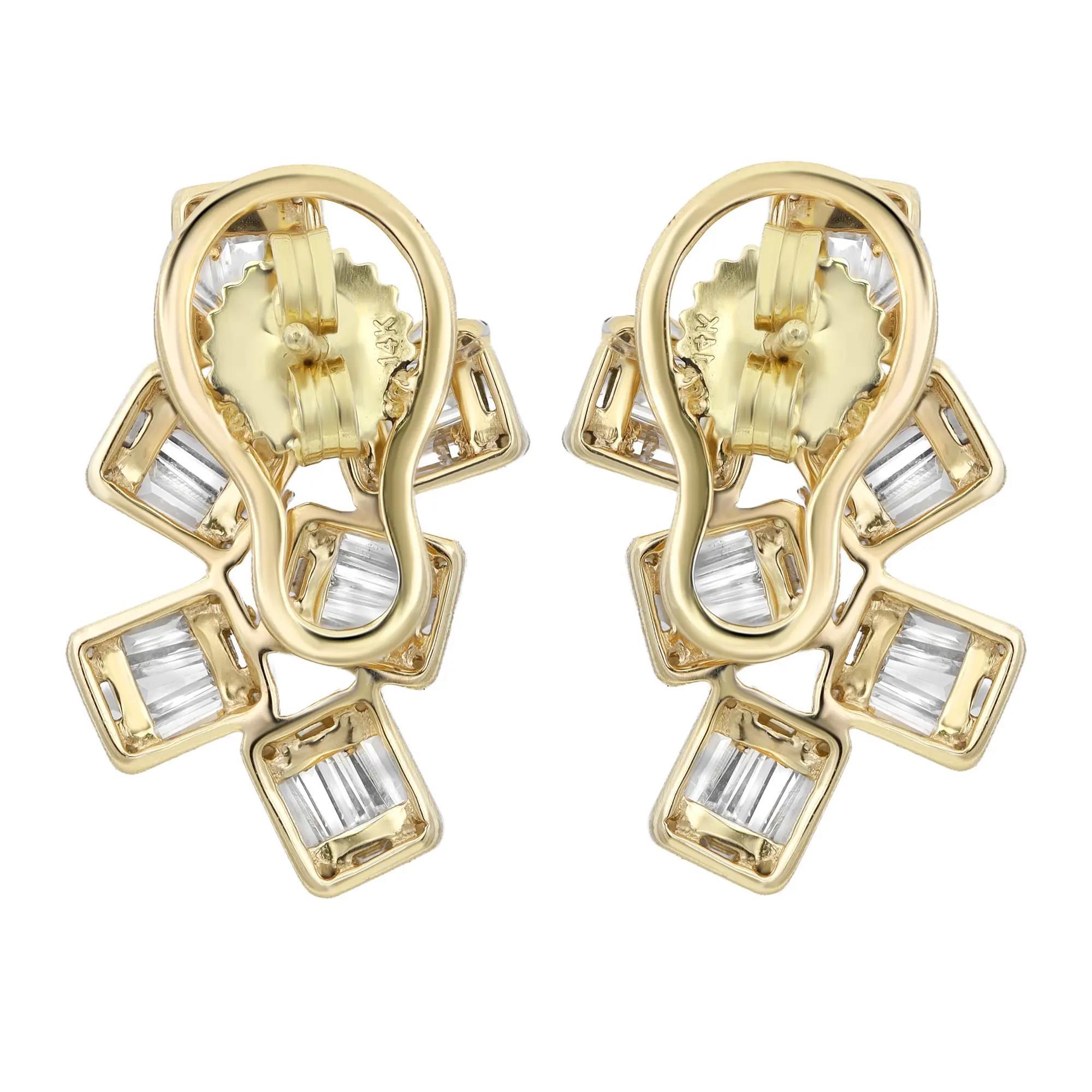 Rehaussez votre tenue vestimentaire avec ces éblouissantes boucles d'oreilles en diamant. Fabriqué en or jaune 14 carats. Ces boucles d'oreilles sont ornées de diamants baguettes sertis en canal et de diamants ronds sertis en pavé pesant 2,39