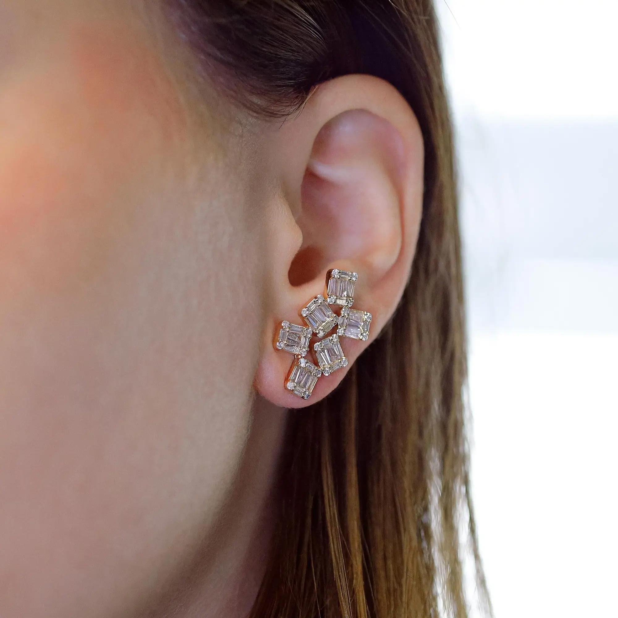Taille ronde Boucles d'oreilles en or jaune 14K avec diamants baguettes et ronds 2.39Cttw en vente