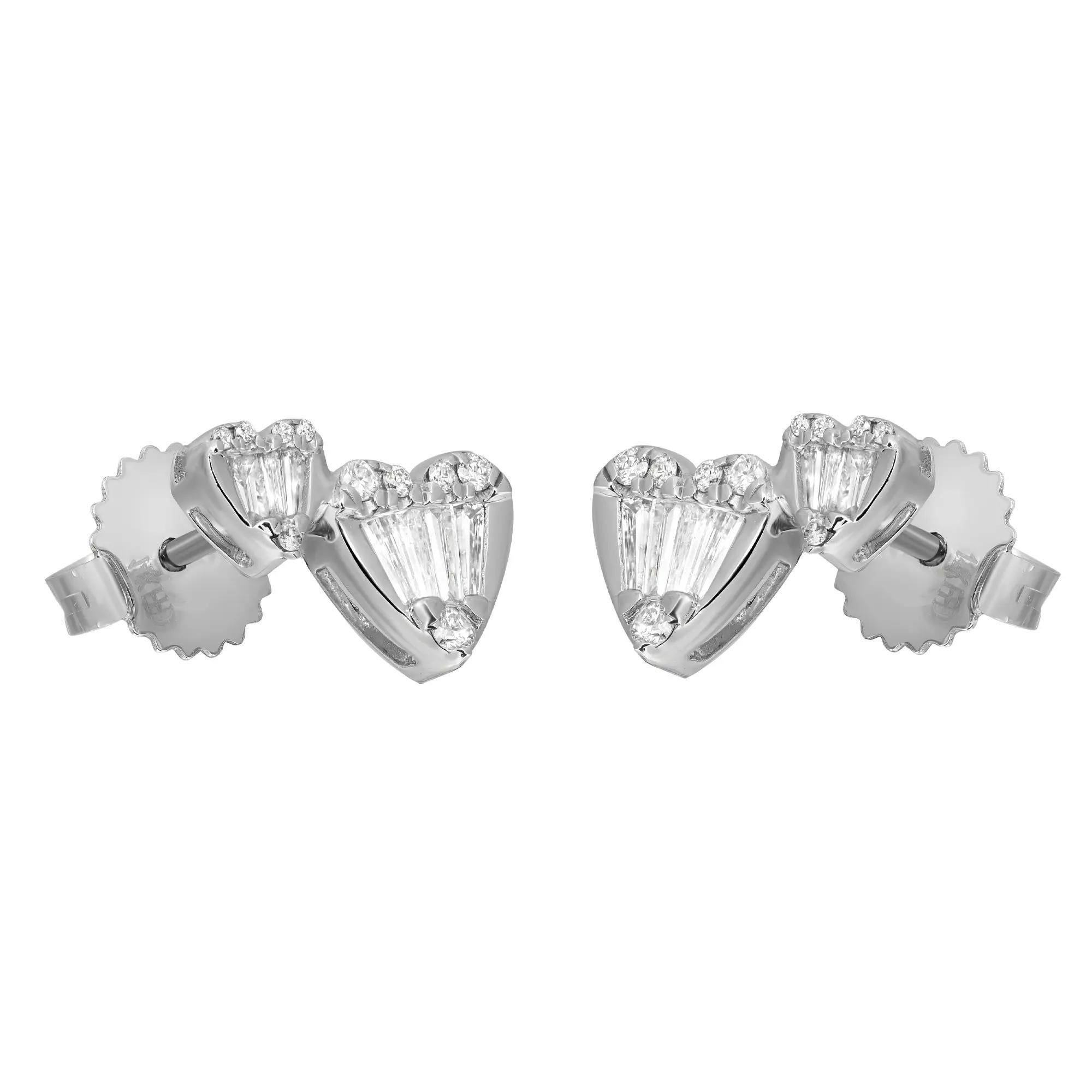 Ces boucles d'oreilles délicates et féminines en forme de cœur en diamant sont légères et ont un impact considérable. Les diamants baguettes et les diamants ronds en serti clos sont incrustés dans deux cœurs attachés l'un à l'autre. Poids total des
