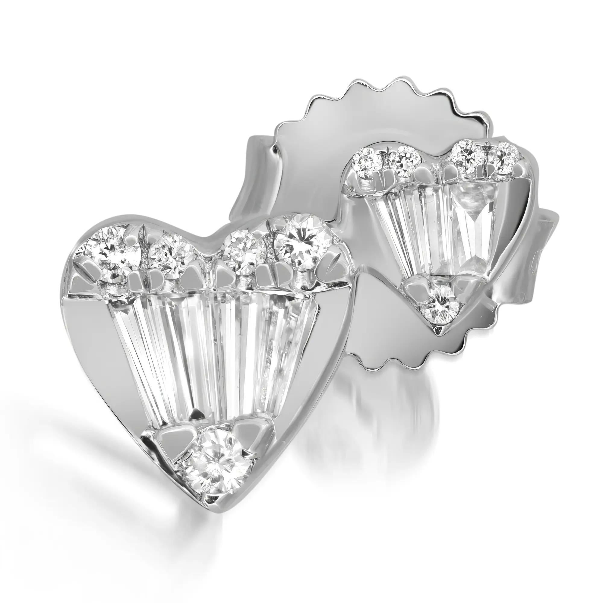 Moderne Clous d'oreilles double cœur taille baguette et ronde en or blanc 14 carats 0,51 carat en vente