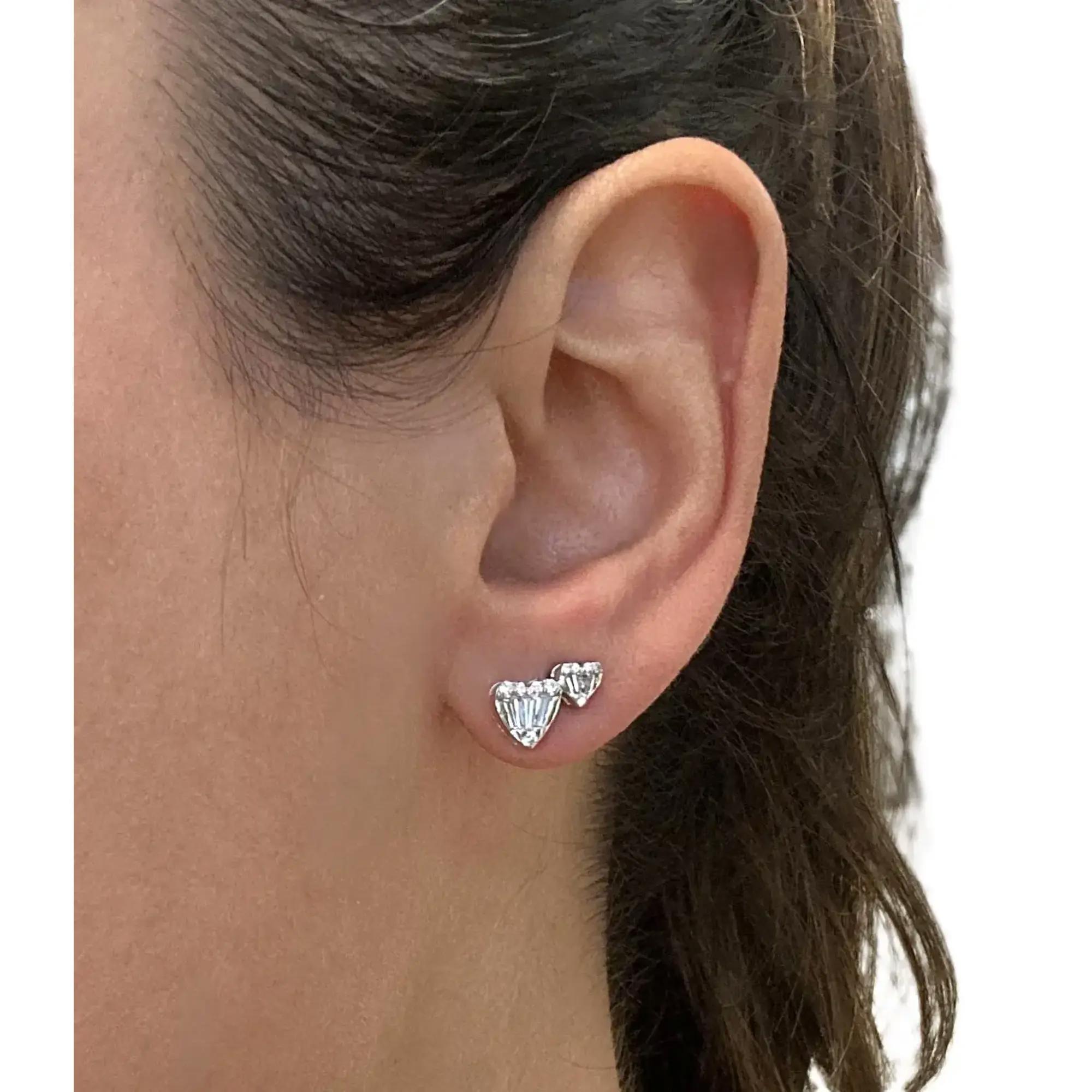 Clous d'oreilles double cœur taille baguette et ronde en or blanc 14 carats 0,51 carat Neuf - En vente à New York, NY