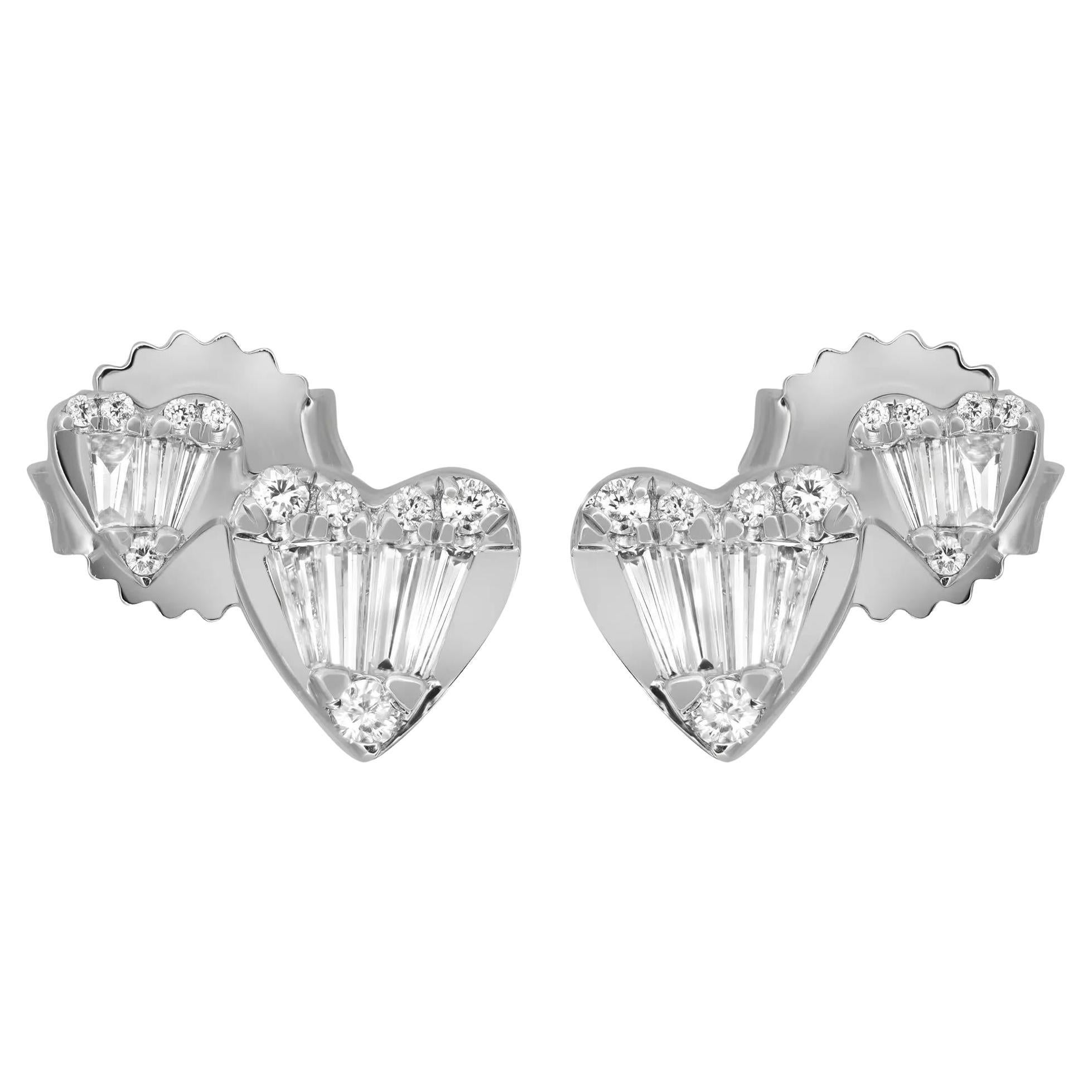 Clous d'oreilles double cœur taille baguette et ronde en or blanc 14 carats 0,51 carat en vente