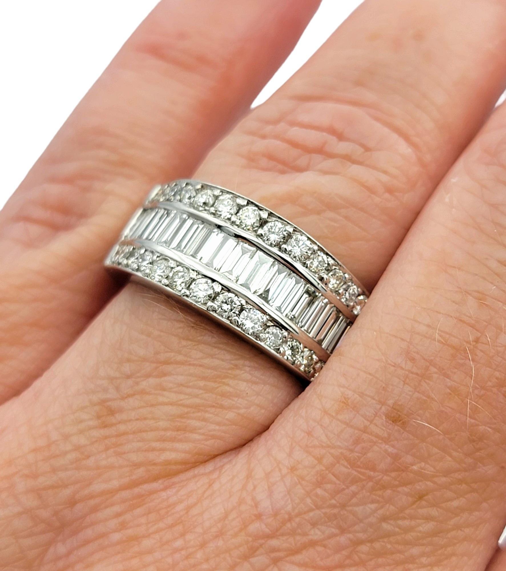Anello a fascia larga a 3 file di diamanti tondi e baguette in oro bianco lucido 14 carati in vendita 4