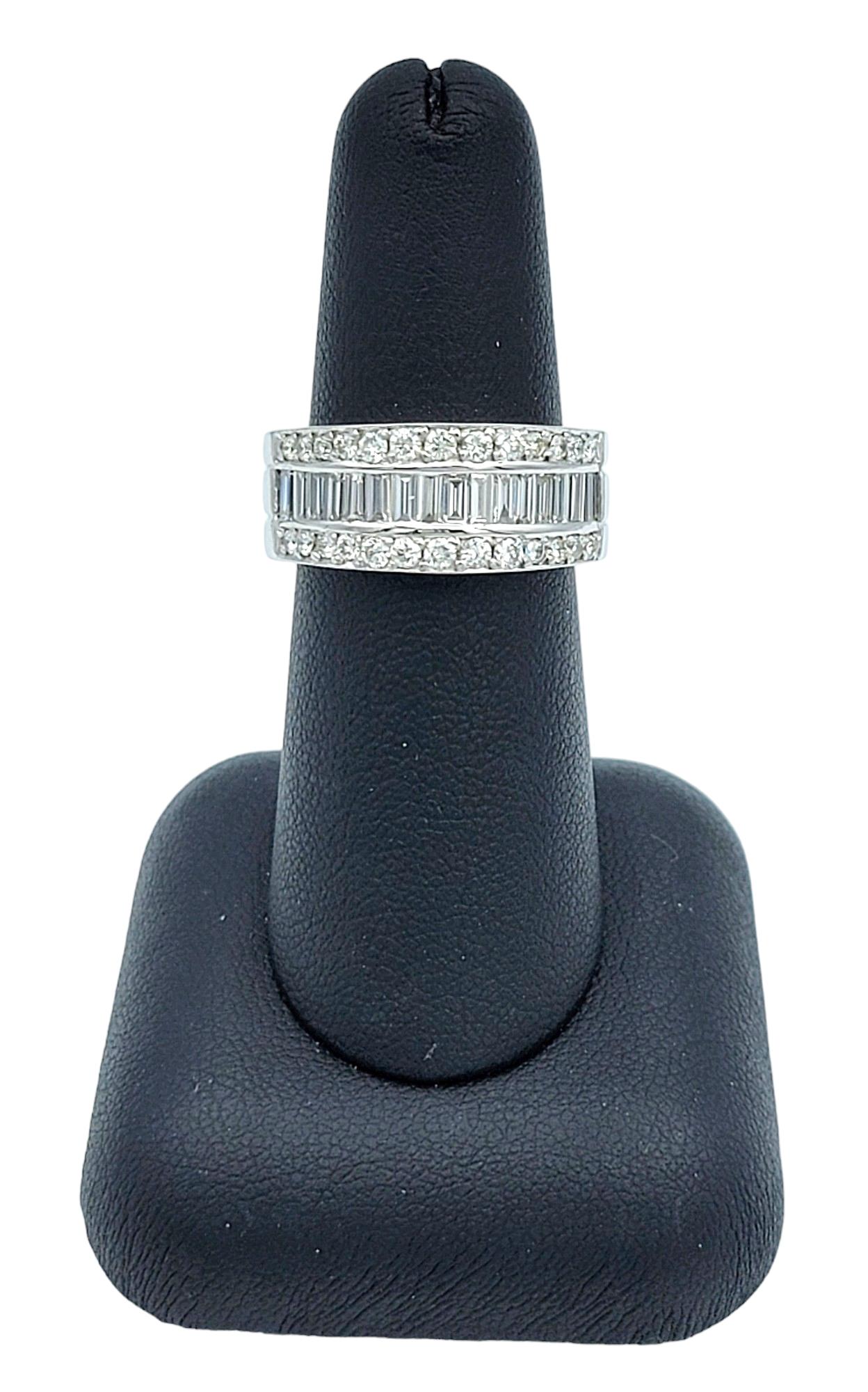 Anello a fascia larga a 3 file di diamanti tondi e baguette in oro bianco lucido 14 carati in vendita 5
