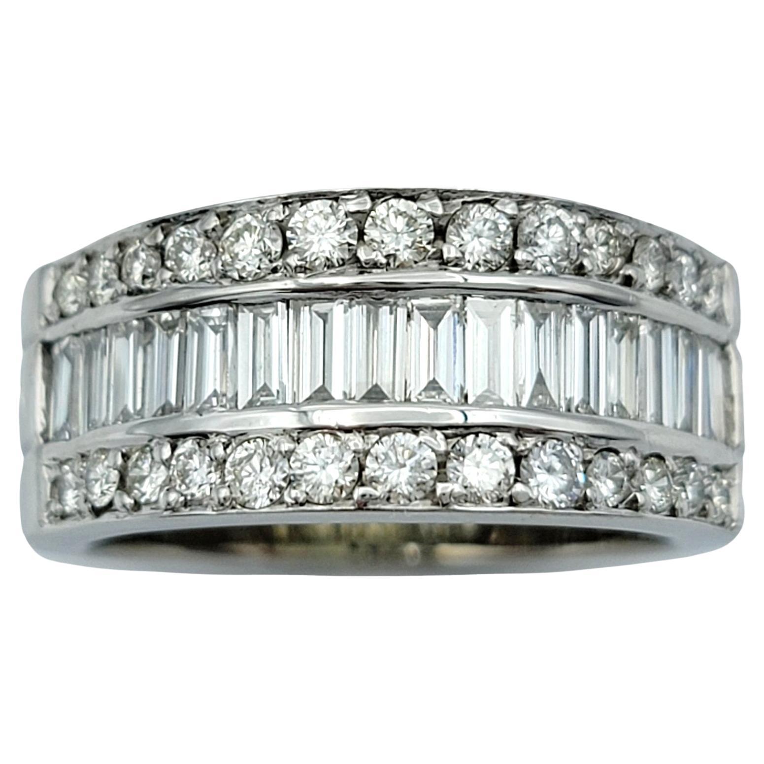 Misura dell'anello: 7

Questo splendido anello a fascia con tre file di diamanti è un capolavoro di eleganza e raffinatezza. Questo squisito anello presenta una fila centrale di diamanti scintillanti con taglio a baguette. Le linee pulite e