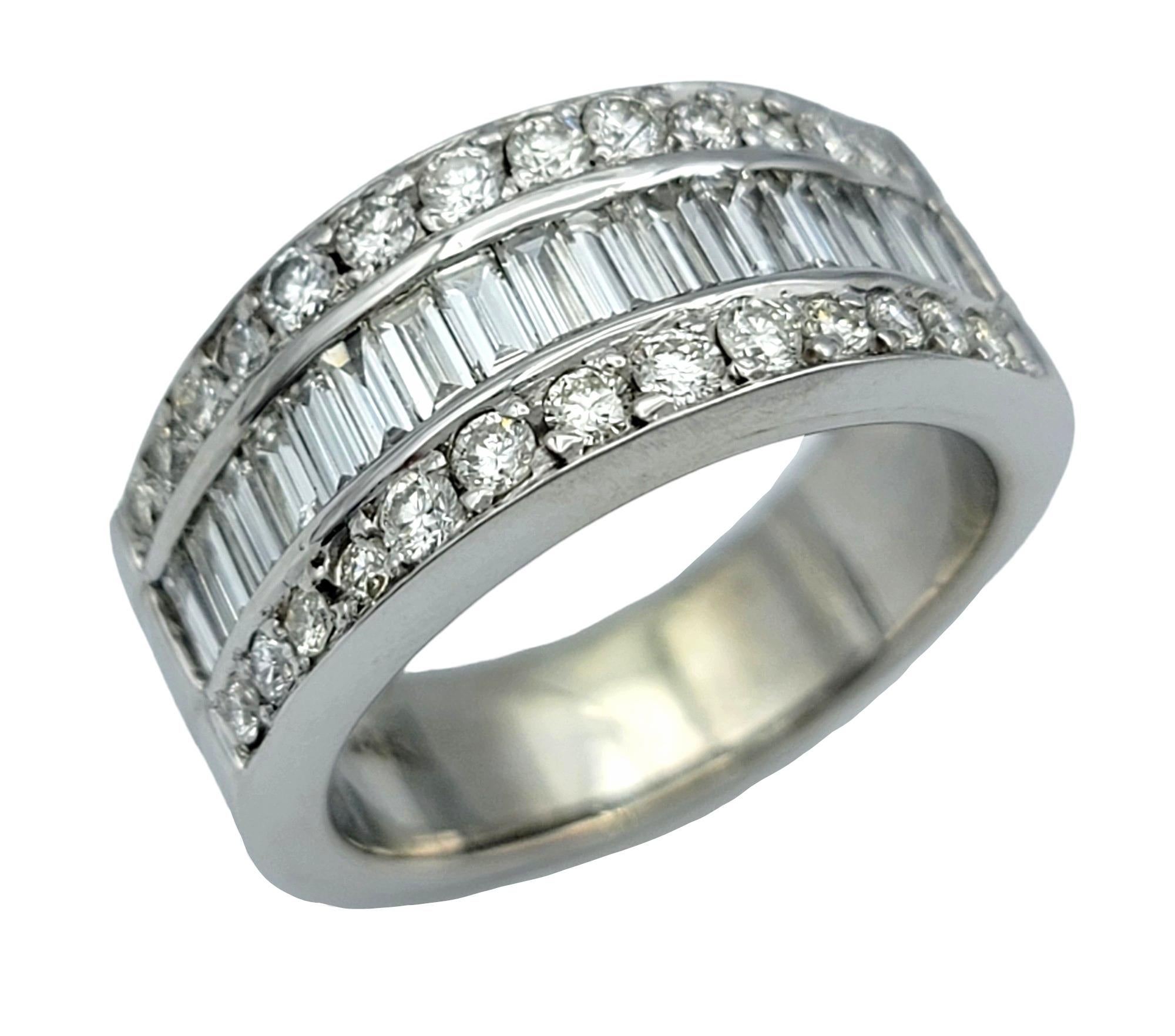 Contemporaneo Anello a fascia larga a 3 file di diamanti tondi e baguette in oro bianco lucido 14 carati in vendita