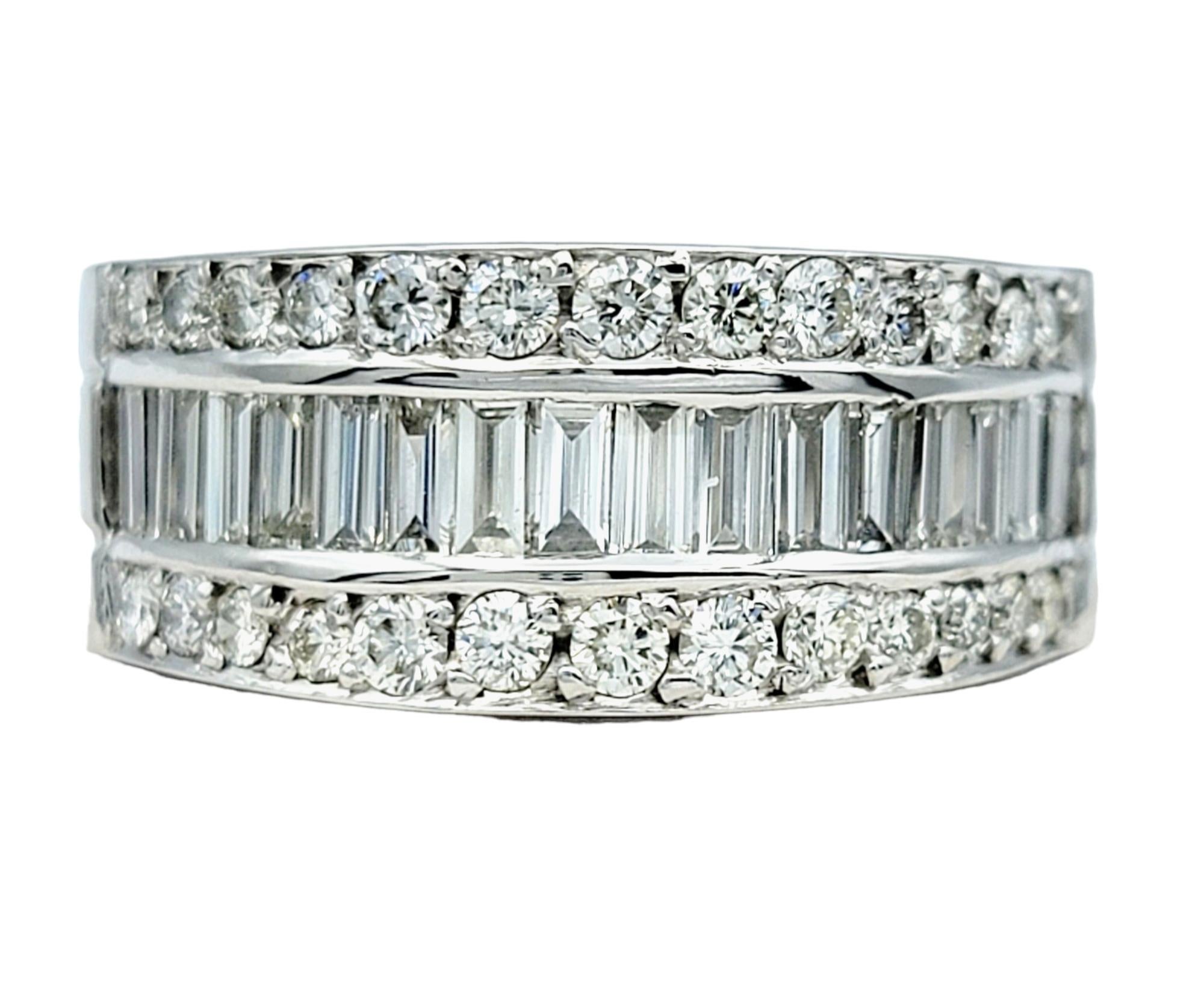 Anello a fascia larga a 3 file di diamanti tondi e baguette in oro bianco lucido 14 carati In condizioni buone in vendita a Scottsdale, AZ
