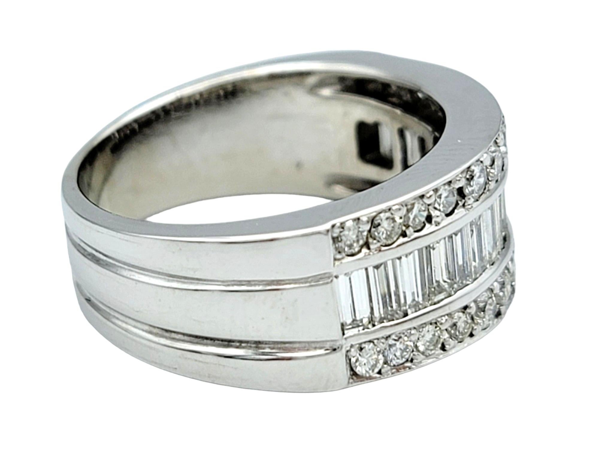 Donna Anello a fascia larga a 3 file di diamanti tondi e baguette in oro bianco lucido 14 carati in vendita