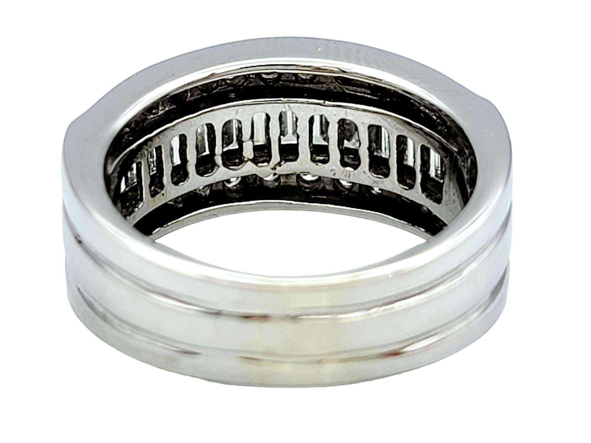 Anello a fascia larga a 3 file di diamanti tondi e baguette in oro bianco lucido 14 carati in vendita 1