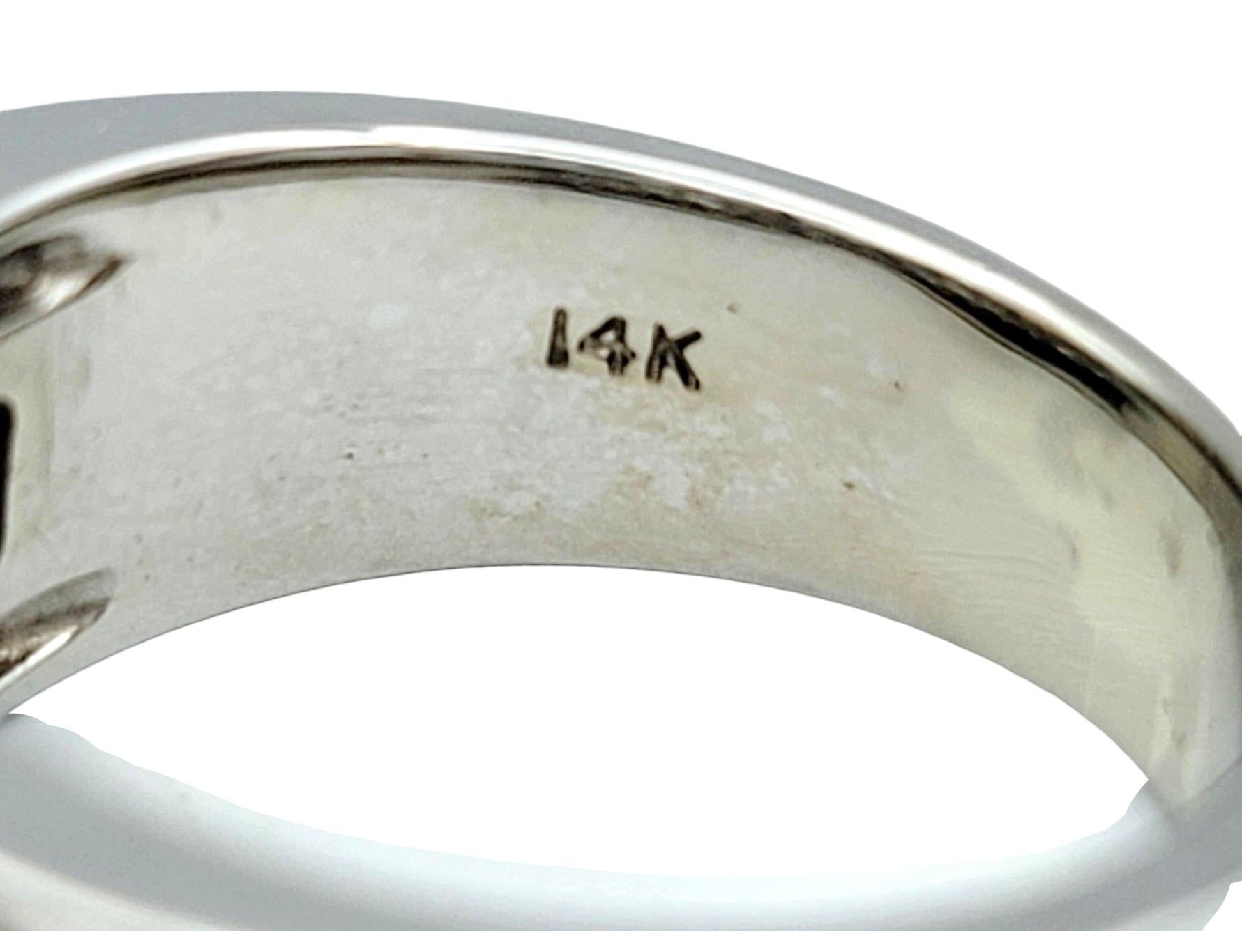 Anello a fascia larga a 3 file di diamanti tondi e baguette in oro bianco lucido 14 carati in vendita 2
