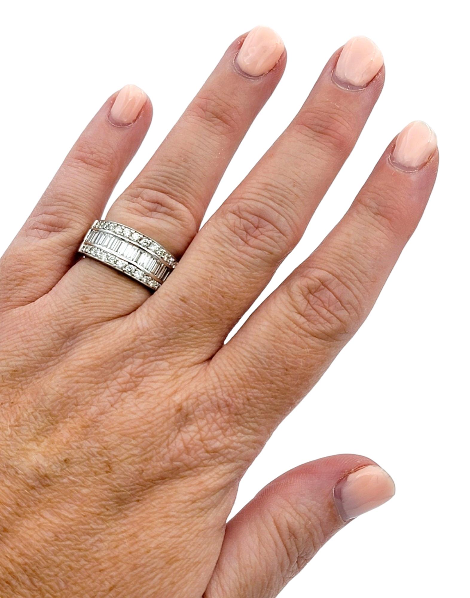 Anello a fascia larga a 3 file di diamanti tondi e baguette in oro bianco lucido 14 carati in vendita 3