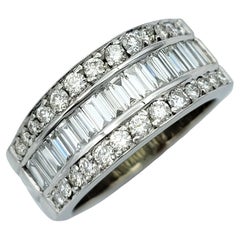 Anillo ancho de 3 filas de diamantes redondos y baguette en oro blanco pulido de 14 quilates