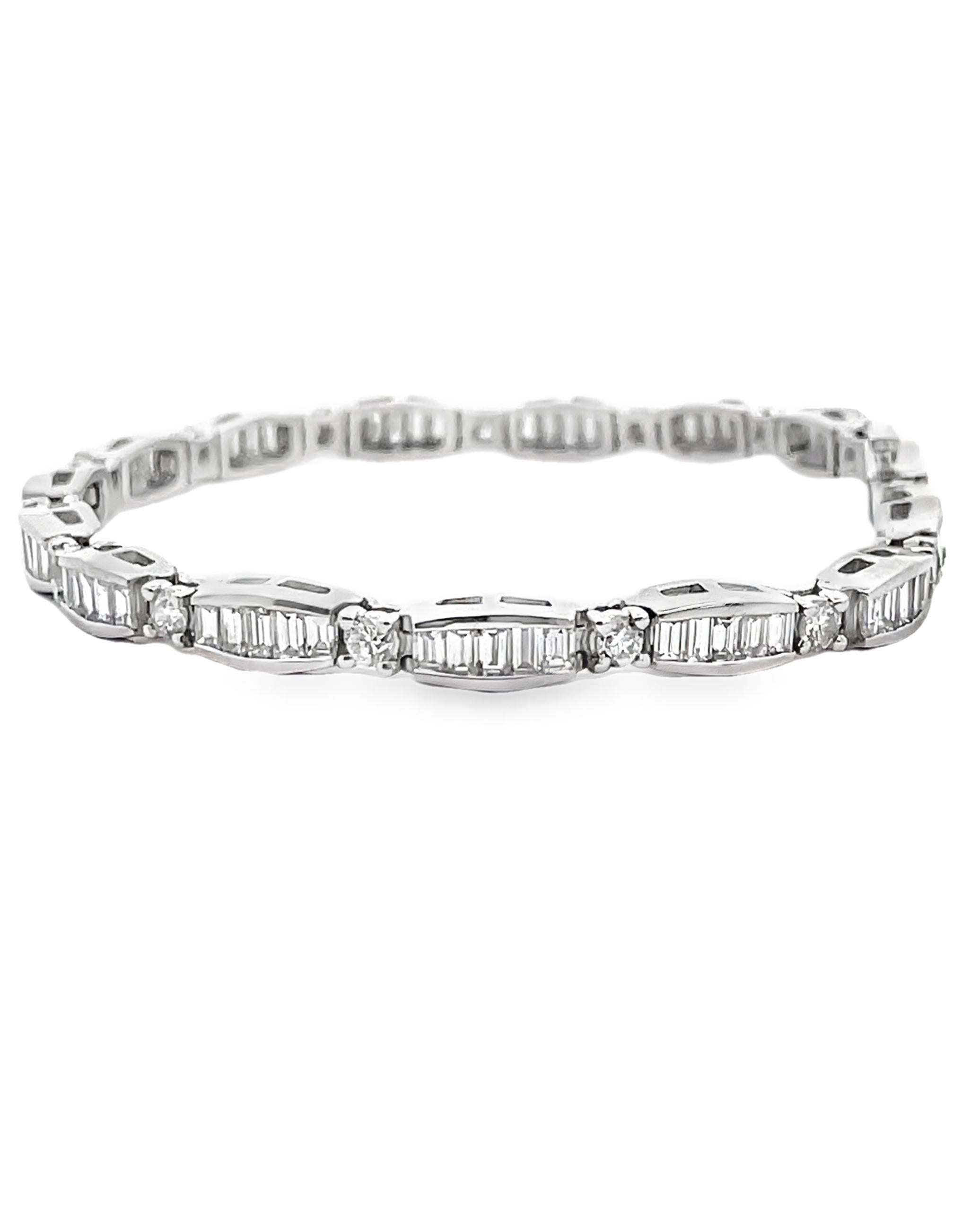 Pulsera de oro blanco de 14 quilates provista de 75 diamantes baguette y 15 diamantes redondos talla brillante con un peso total de 6,00 quilates: color G, claridad VS1/VS2.

- 7 pulgadas de largo
- Cierre de seguridad en forma de ocho