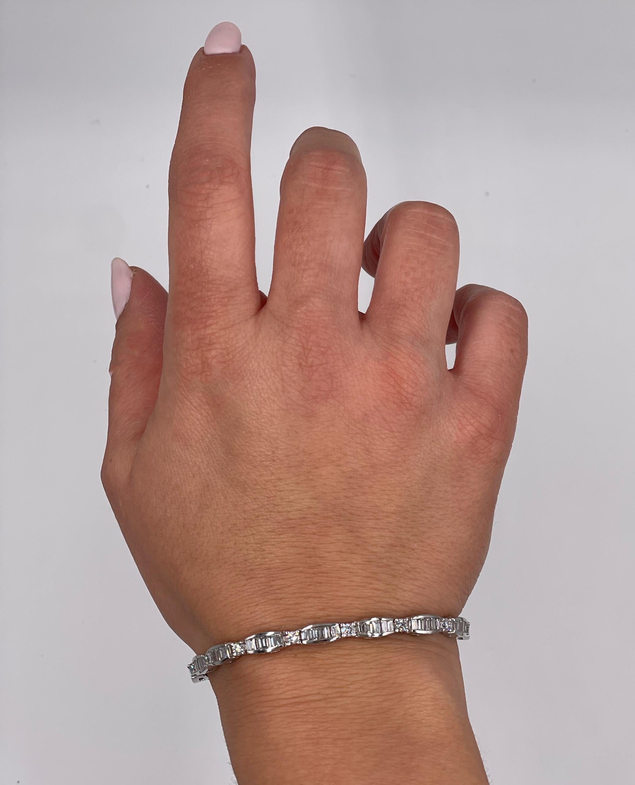 Pulsera de Diamantes Baguette y Redondos en Oro Blanco de 14 K en Nuevo estado para la venta en Old Tappan, NJ