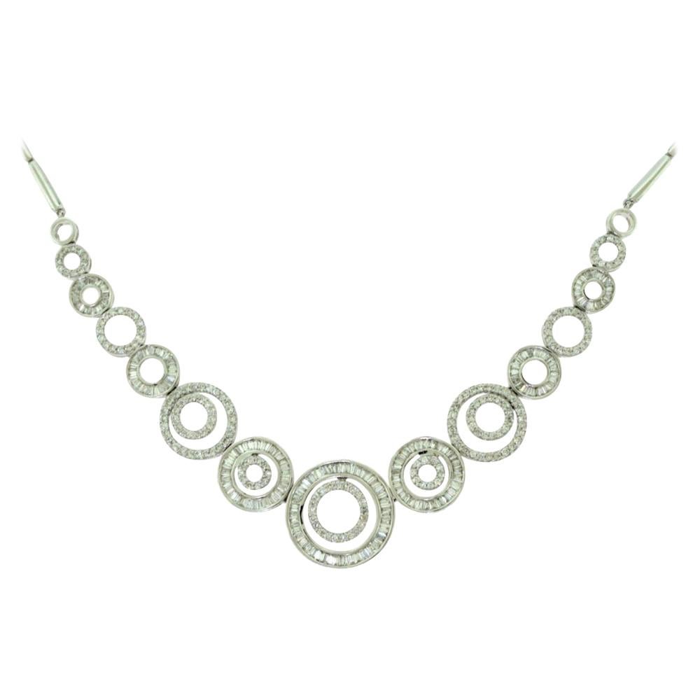 Collier en or blanc à cercles de diamants baguettes et ronds de 5,3 carats