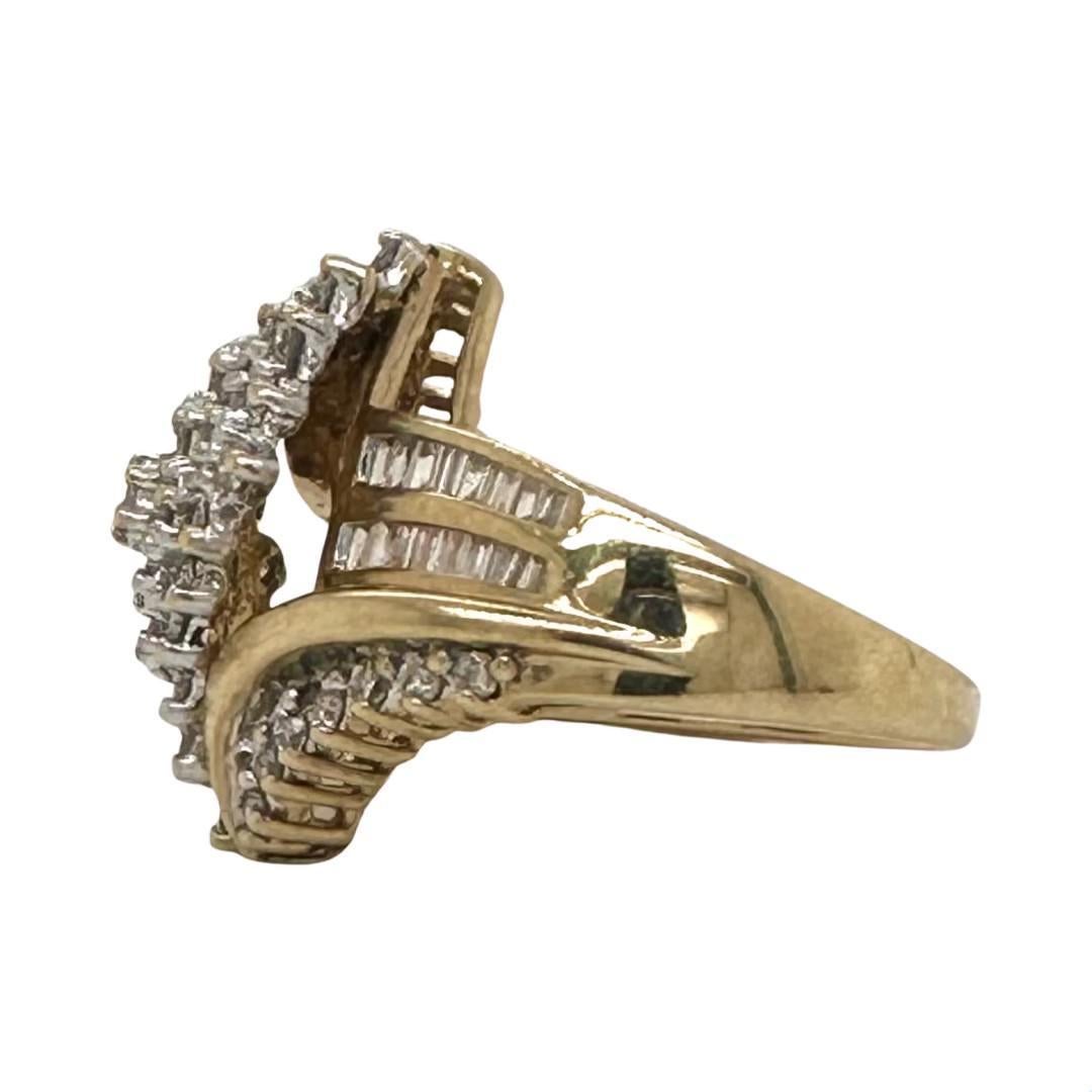 Voici notre superbe bague cocktail en or jaune, un véritable trésor pour tout amateur de bijoux. Fabriquée en or jaune 10k, cette bague est ornée d'un impressionnant diamant de 1,5 carat, qui rayonne d'élégance et de brillance. Son design intemporel