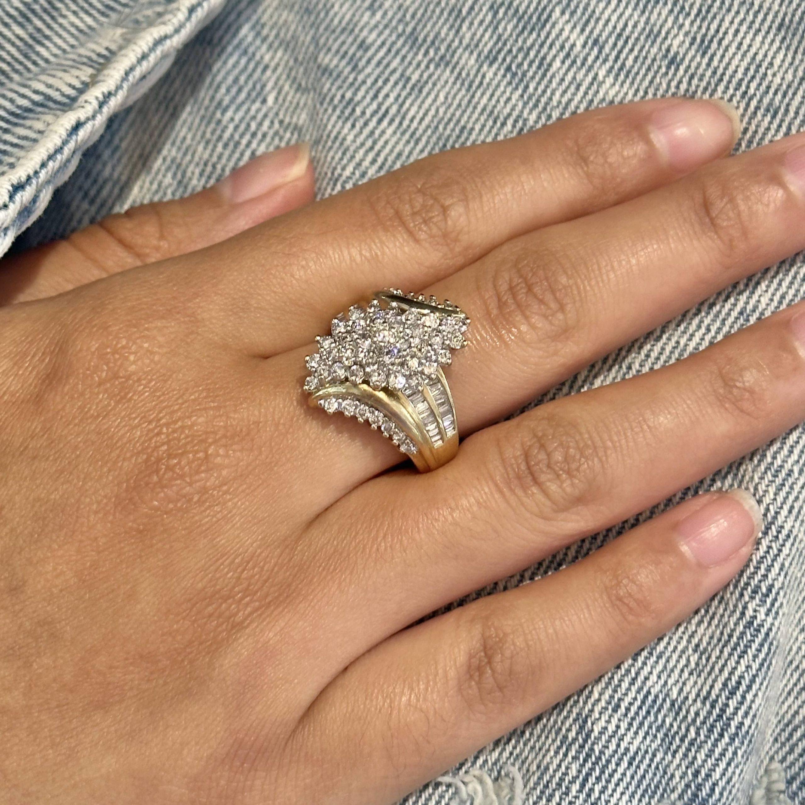 Bague cocktail grappe de diamants baguettes et ronds en or jaune Bon état - En vente à Miami, FL