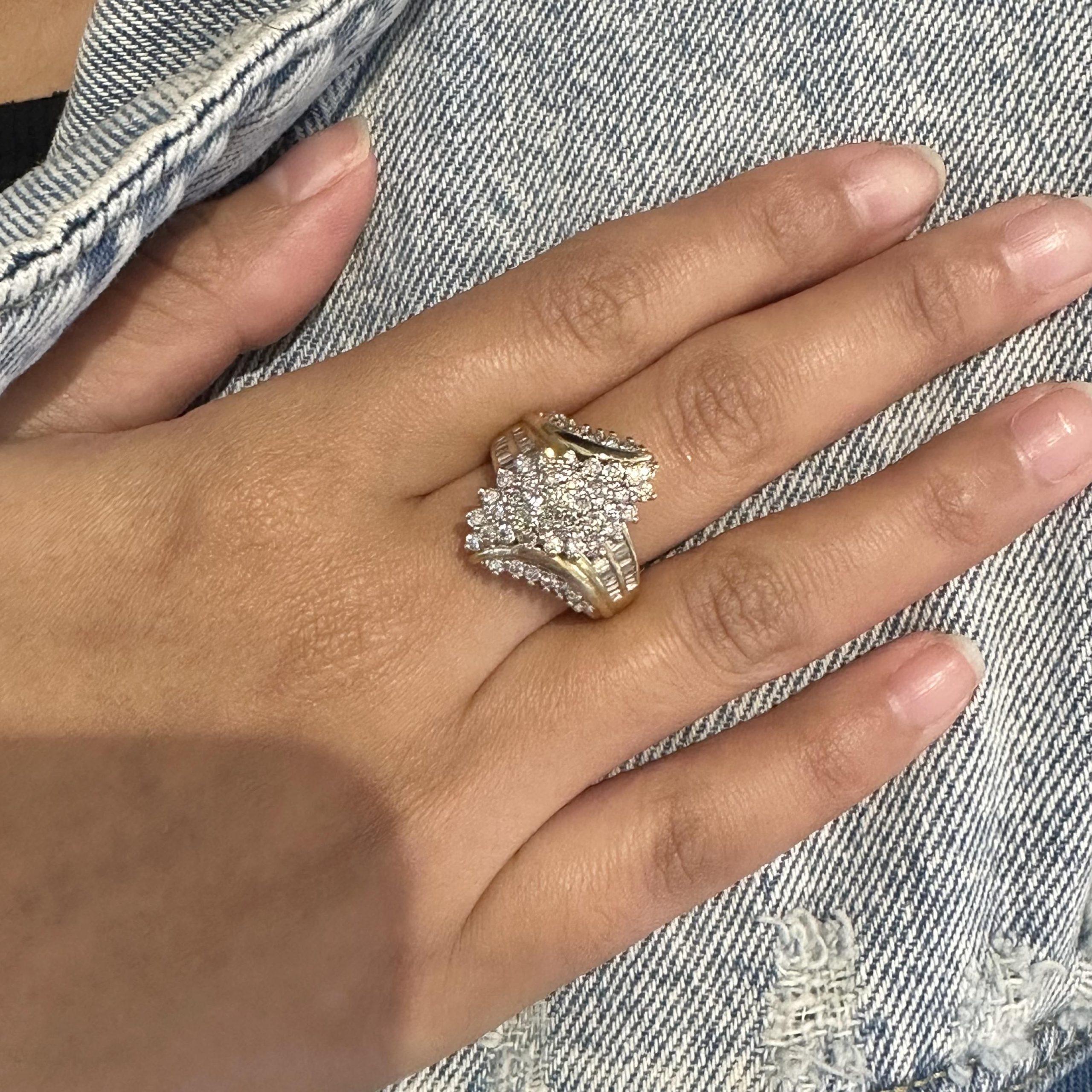 Bague cocktail grappe de diamants baguettes et ronds en or jaune Unisexe en vente